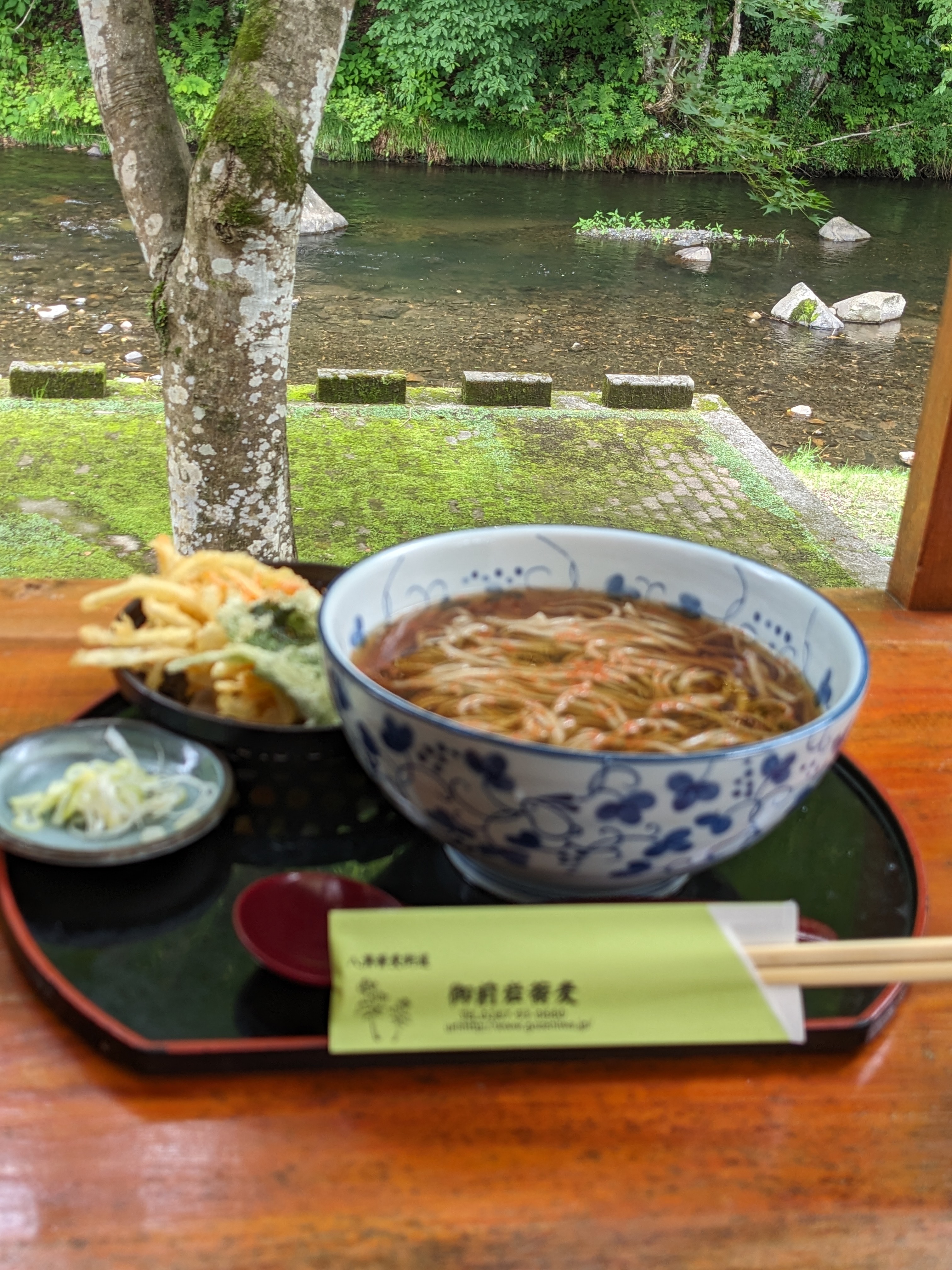 【御前岩物産センター】食事を楽しみながら清流を眺められます。