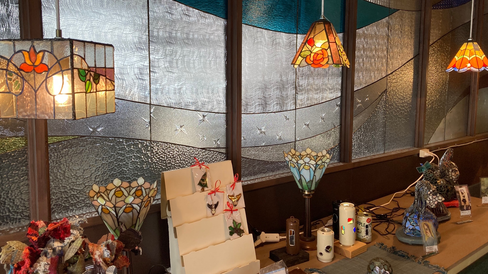 【リスの家】花をモチーフにしたステンドグラスや灯がいっぱい。江戸切子ガラスも展示販売している。