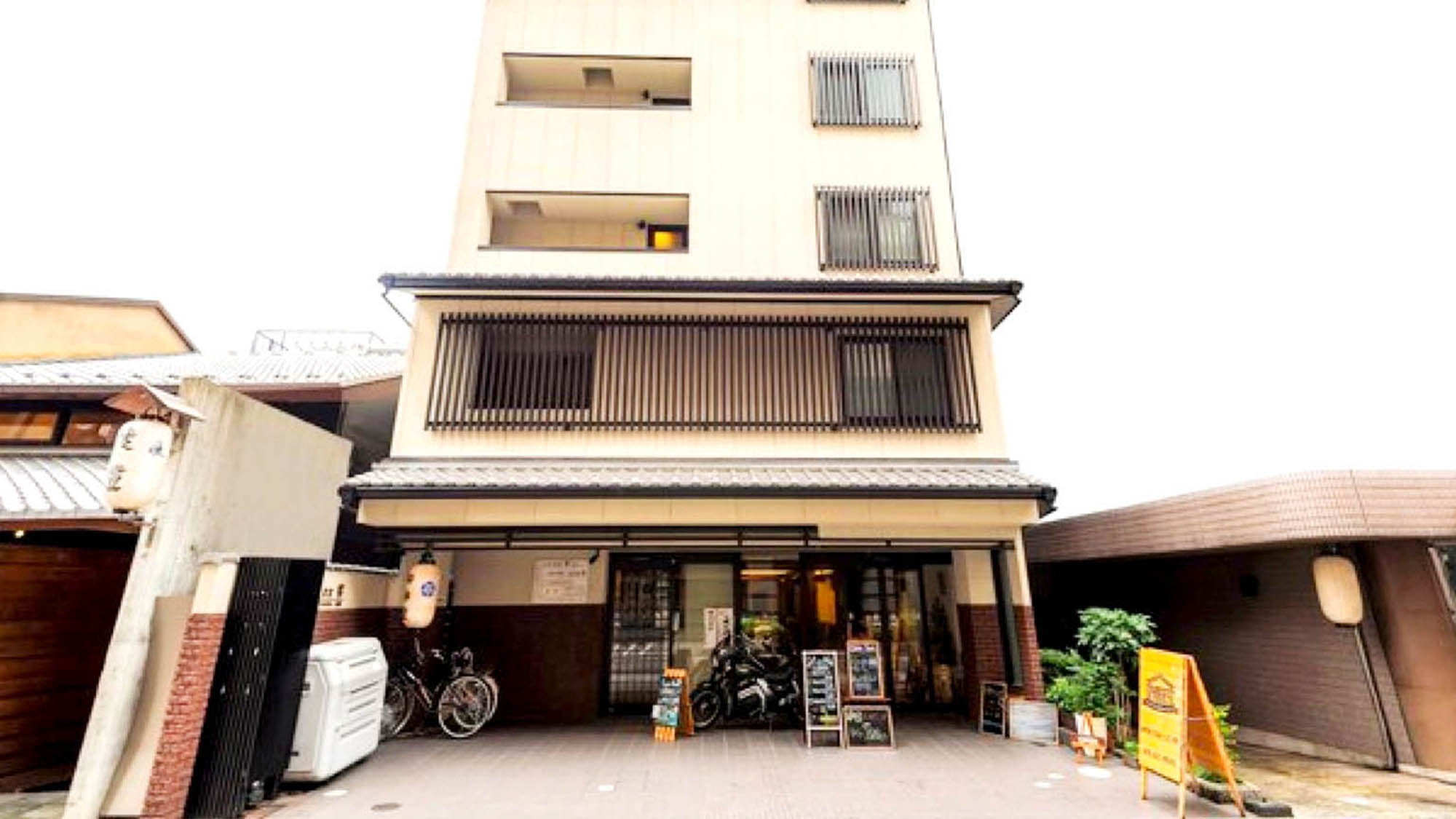 ・＜外観＞移動に便利！京都の中心三条通りに位置するゲストハウス
