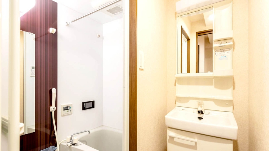 ・＜バスルーム一例＞身支度も快適！大きな鏡の洗面台がございます
