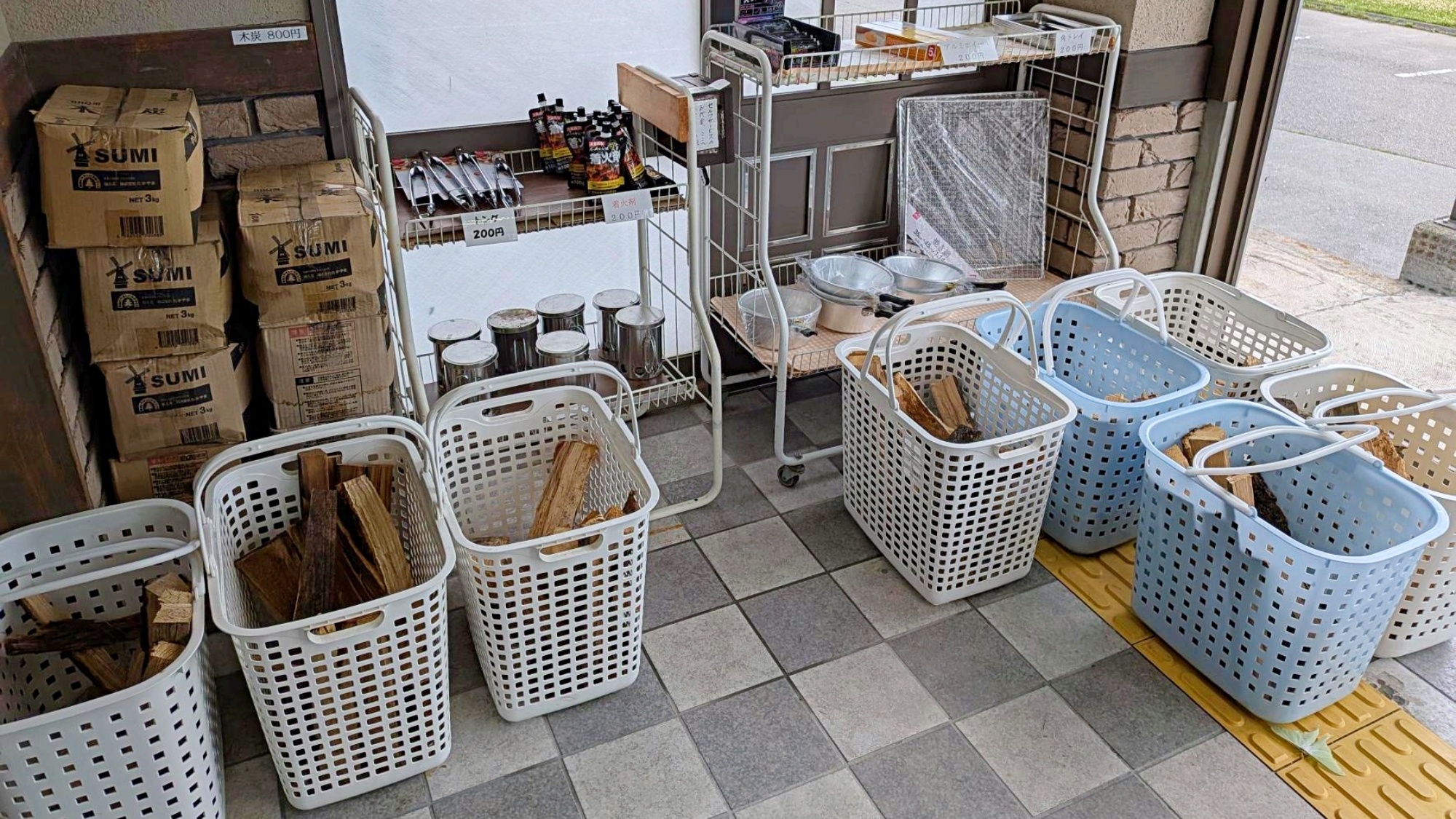 *キャンプでご利用可能な薪や炭、調理器具などご用意しています。