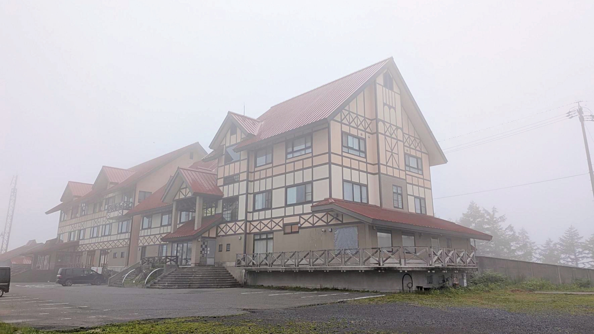 *外観／早朝や曇りの日は霧に包まれ、幻想的な雰囲気です。