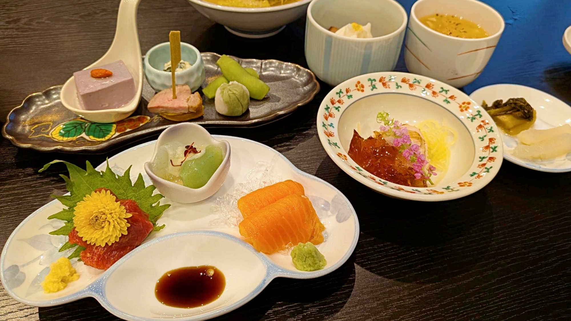 *夕食一例／季節ごとに旬のものなどをご用意しています。