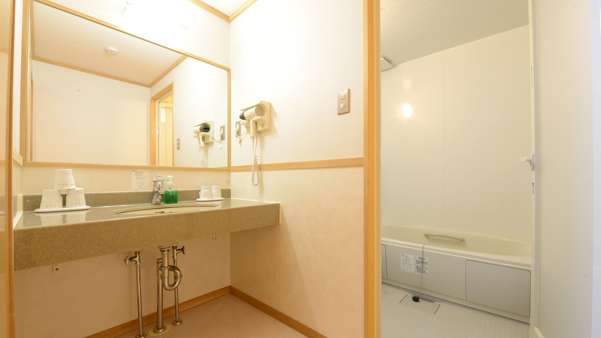 *10畳バストイレ付一例／洗面コーナーとバスルーム付きのお部屋