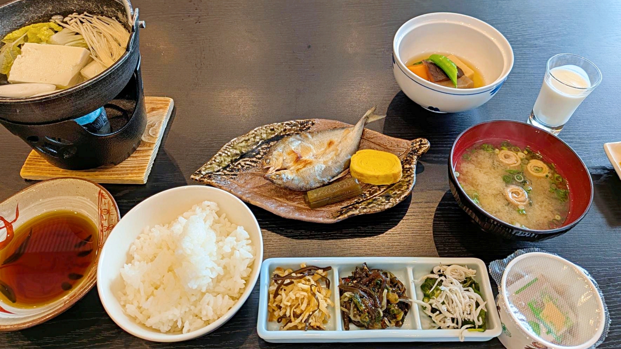 *朝食一例／地元産のアマゴなどをはじめ、シンプルでバランスの良い朝ごはん