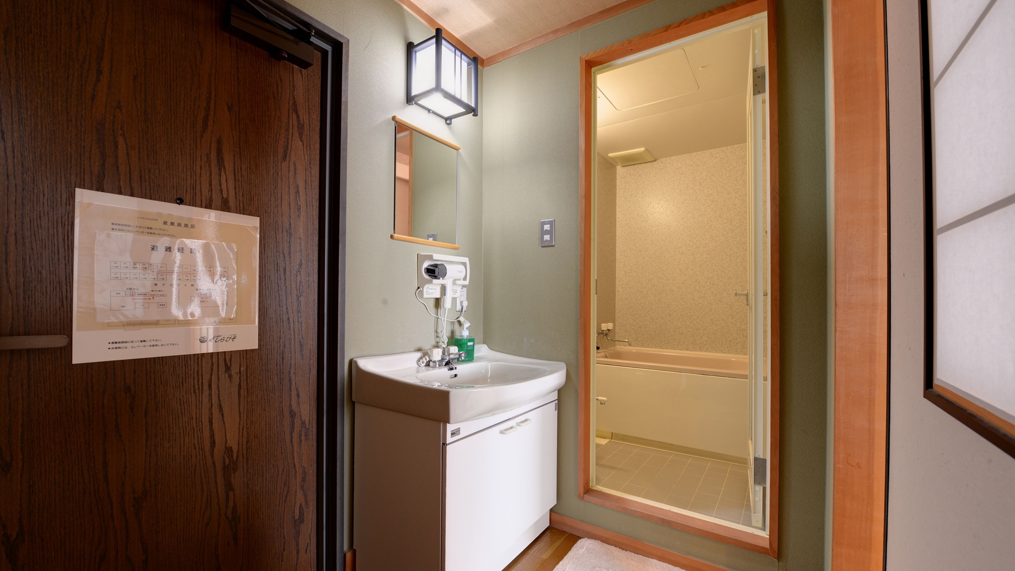 *12畳バストイレ付一例／洗面コーナーとバスルーム付きのお部屋