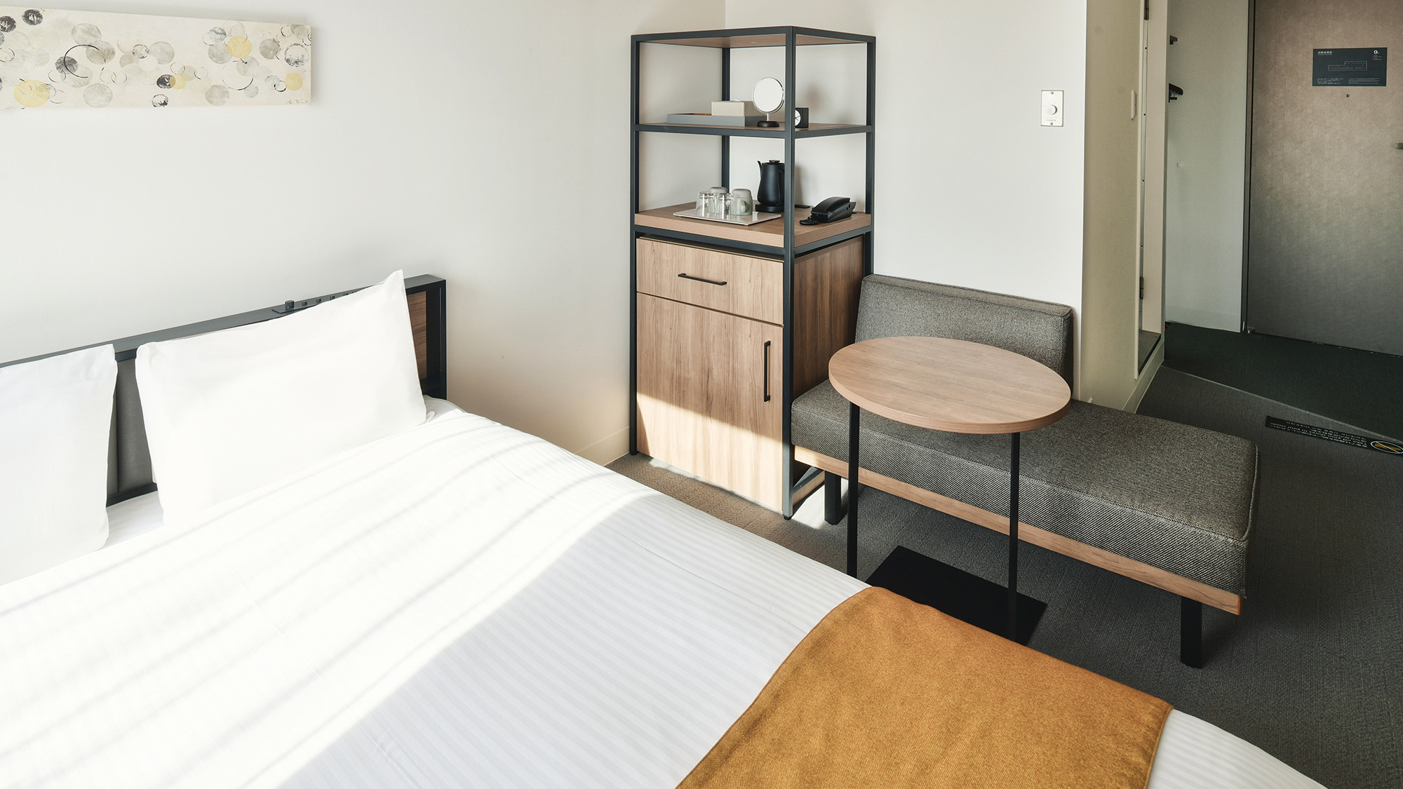 【デラックスシングル2名利用】150㎝幅のベッドでゆったりと　靴を脱いでお過ごしいただけるスタイル