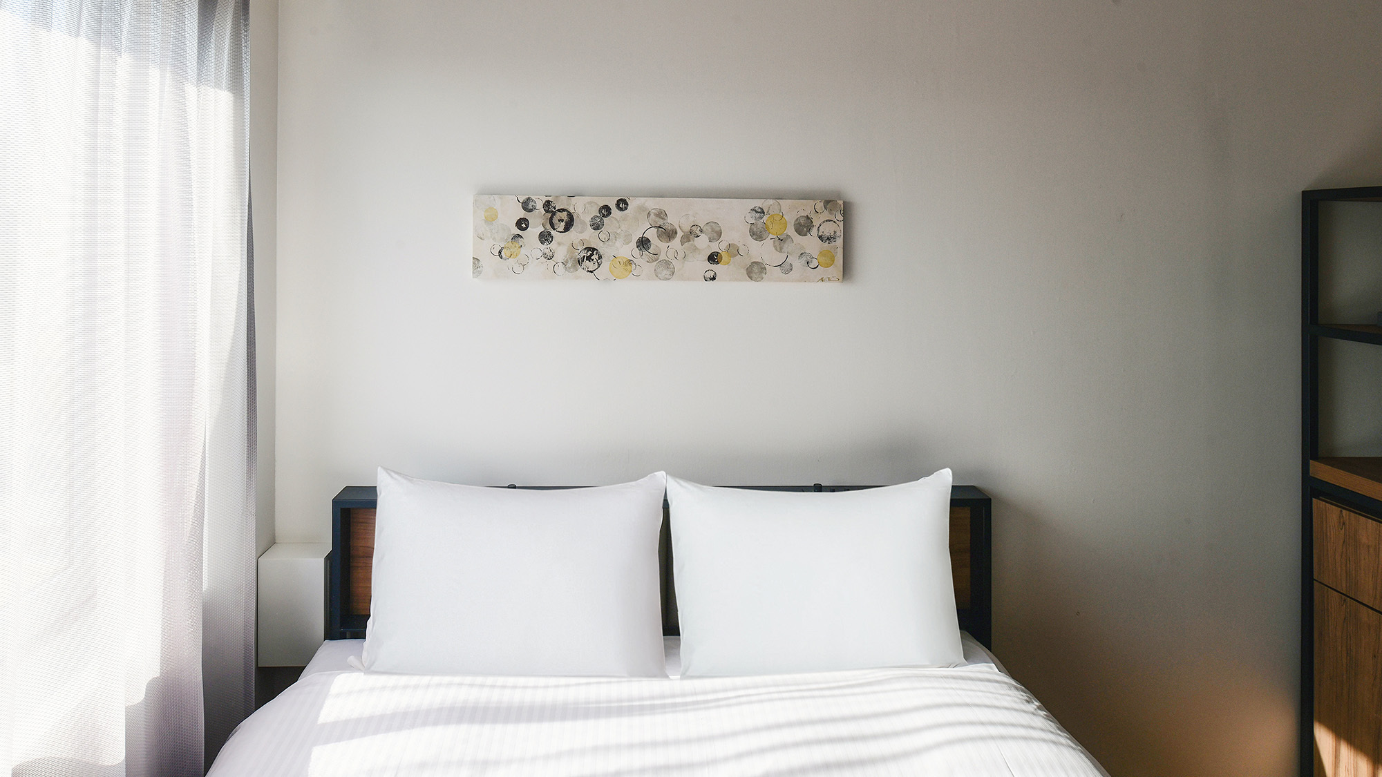 【デラックスシングル2名利用】150㎝幅のベッドでゆったりと　靴を脱いでお過ごしいただけるスタイル