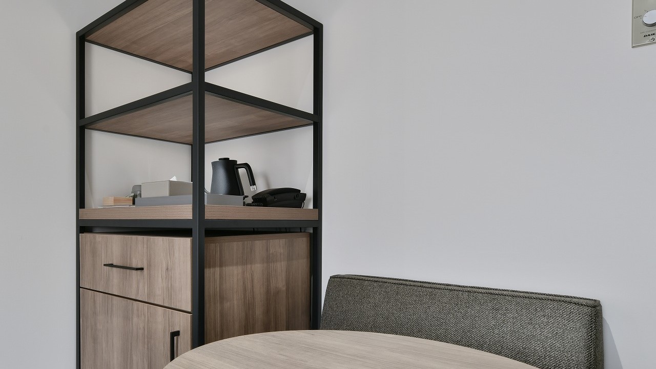 【デラックスシングル】150㎝幅のベッドでゆったりと　靴を脱いでお過ごしいただけるスタイル