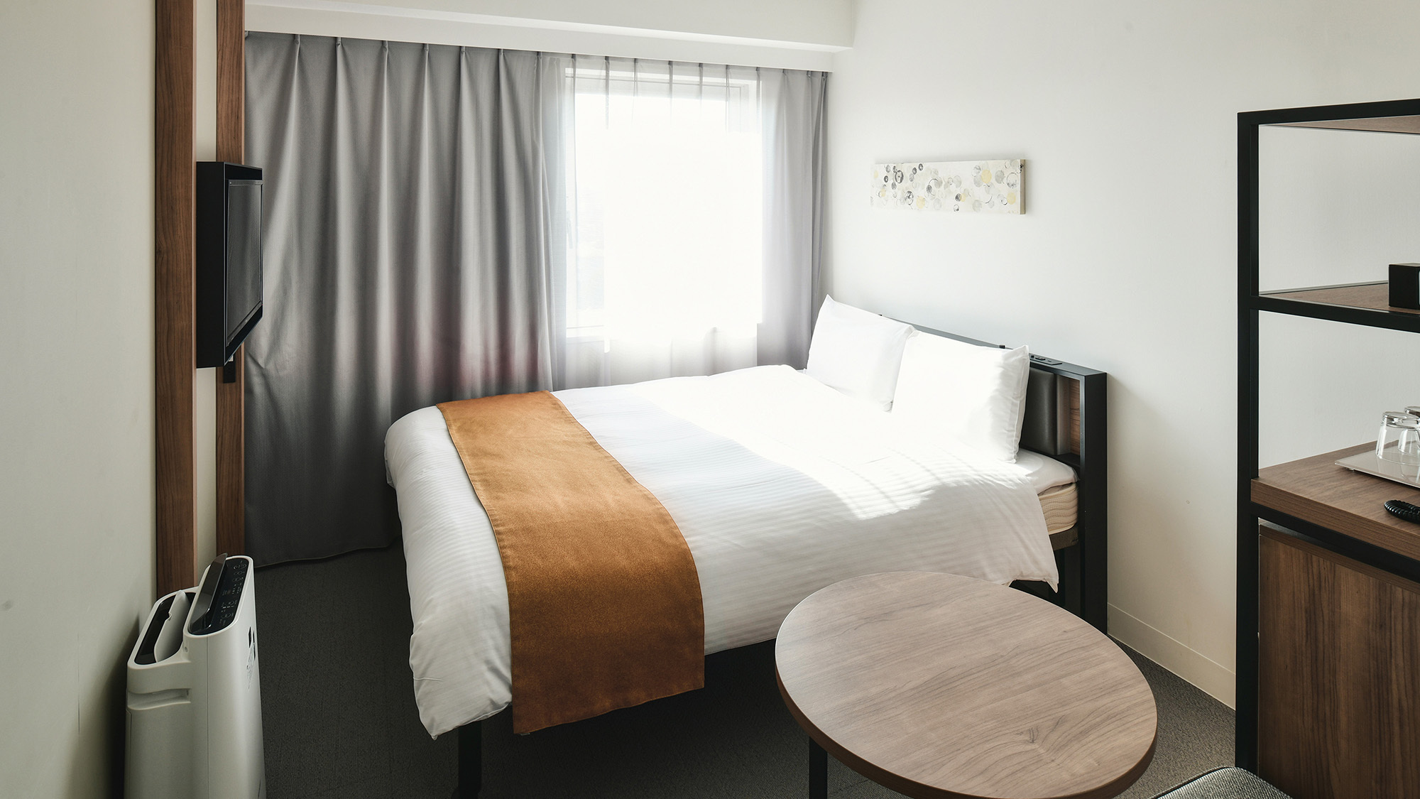 【デラックスシングル2名利用】150㎝幅のベッドでゆったりと　靴を脱いでお過ごしいただけるスタイル