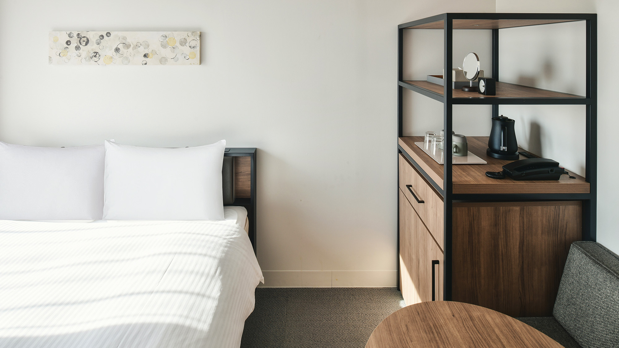 【デラックスシングル2名利用】150㎝幅のベッドでゆったりと　靴を脱いでお過ごしいただけるスタイル