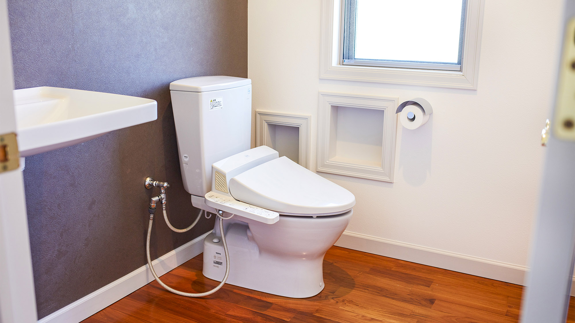 ・シンプルで広々としたトイレです