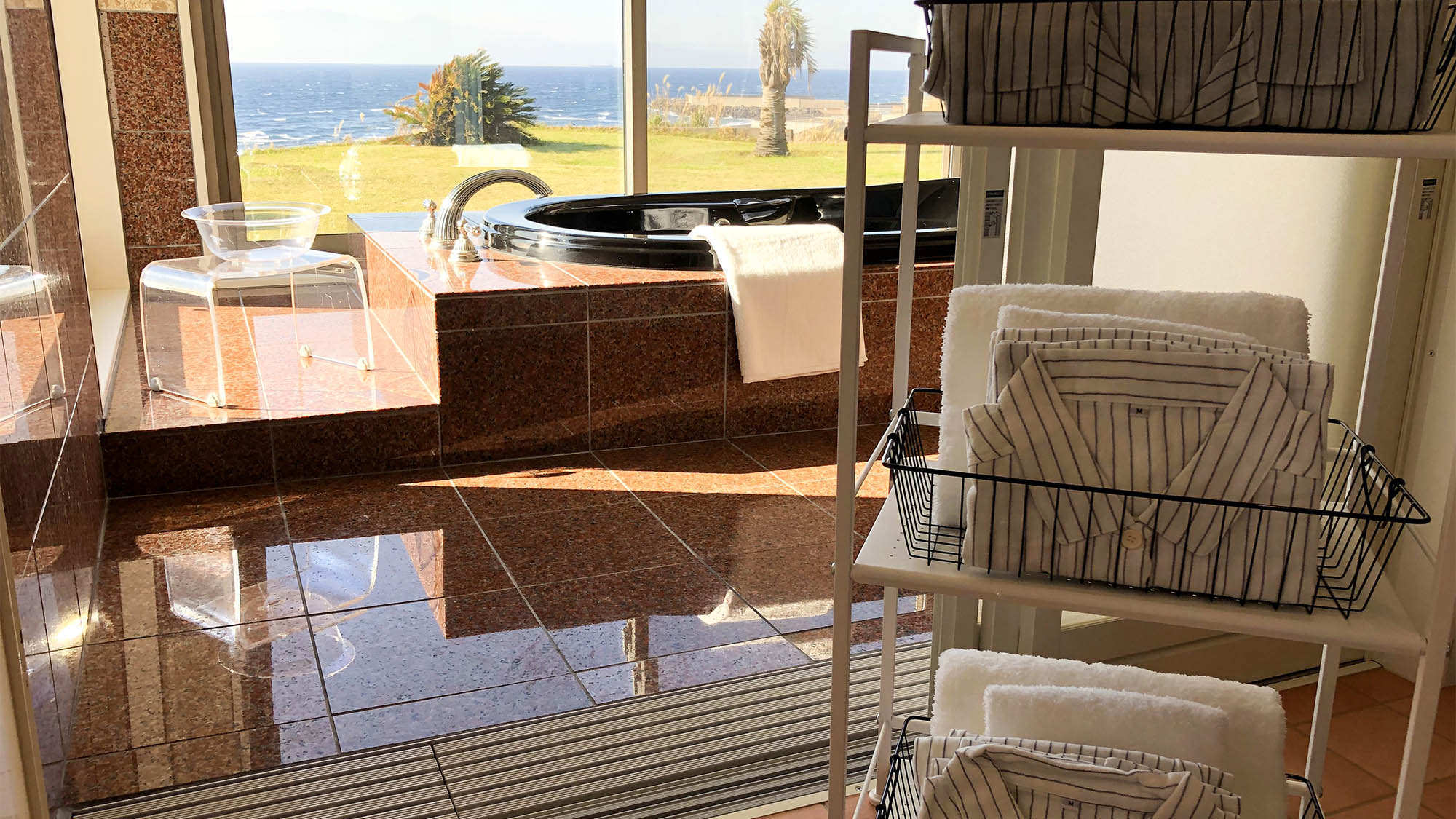 ・パジャマやバスタオルなどのアメニティーも充実