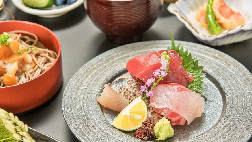 *【ご夕食一例】日本海の新鮮なお魚造りなど、島根の旬の食材をお楽しみいただけるお料理