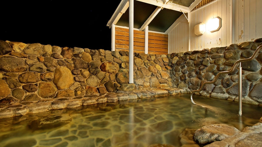 *【露天風呂】当館自慢の露天岩風呂でございます。