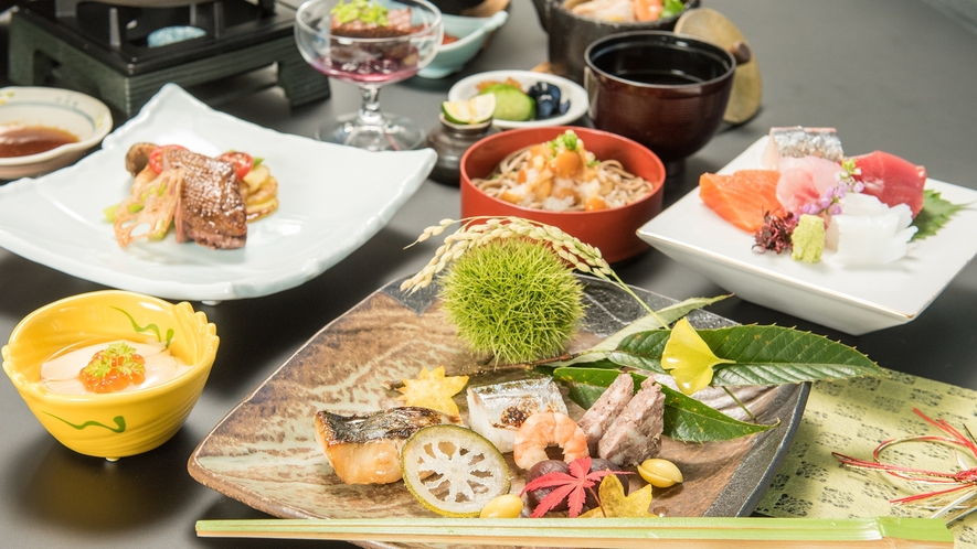 *【ご夕食（一例）】四季折々の川魚や野菜を使用した本格会席でございます。