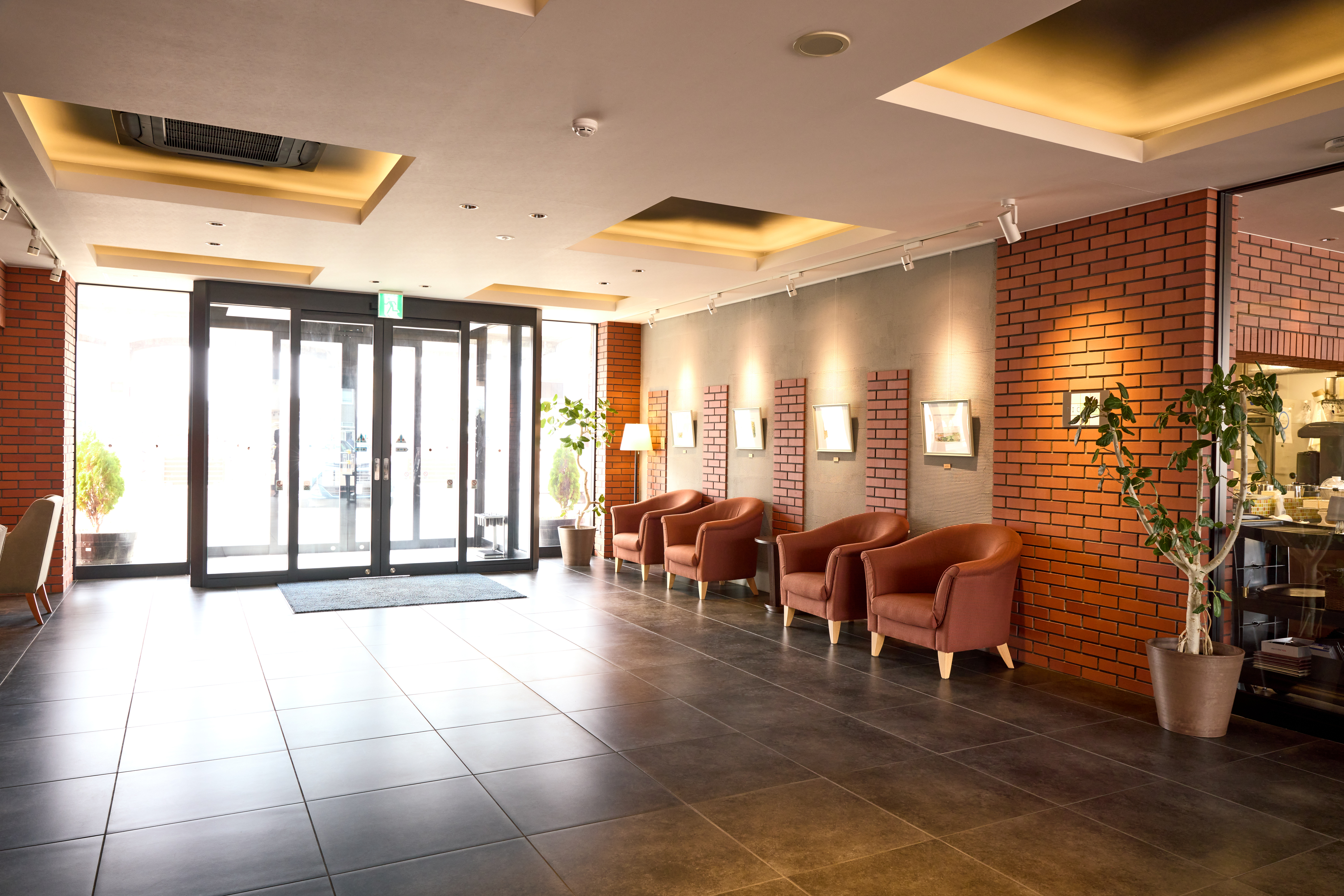 江別の象徴「レンガ」をイメージした落ち着いたロビー