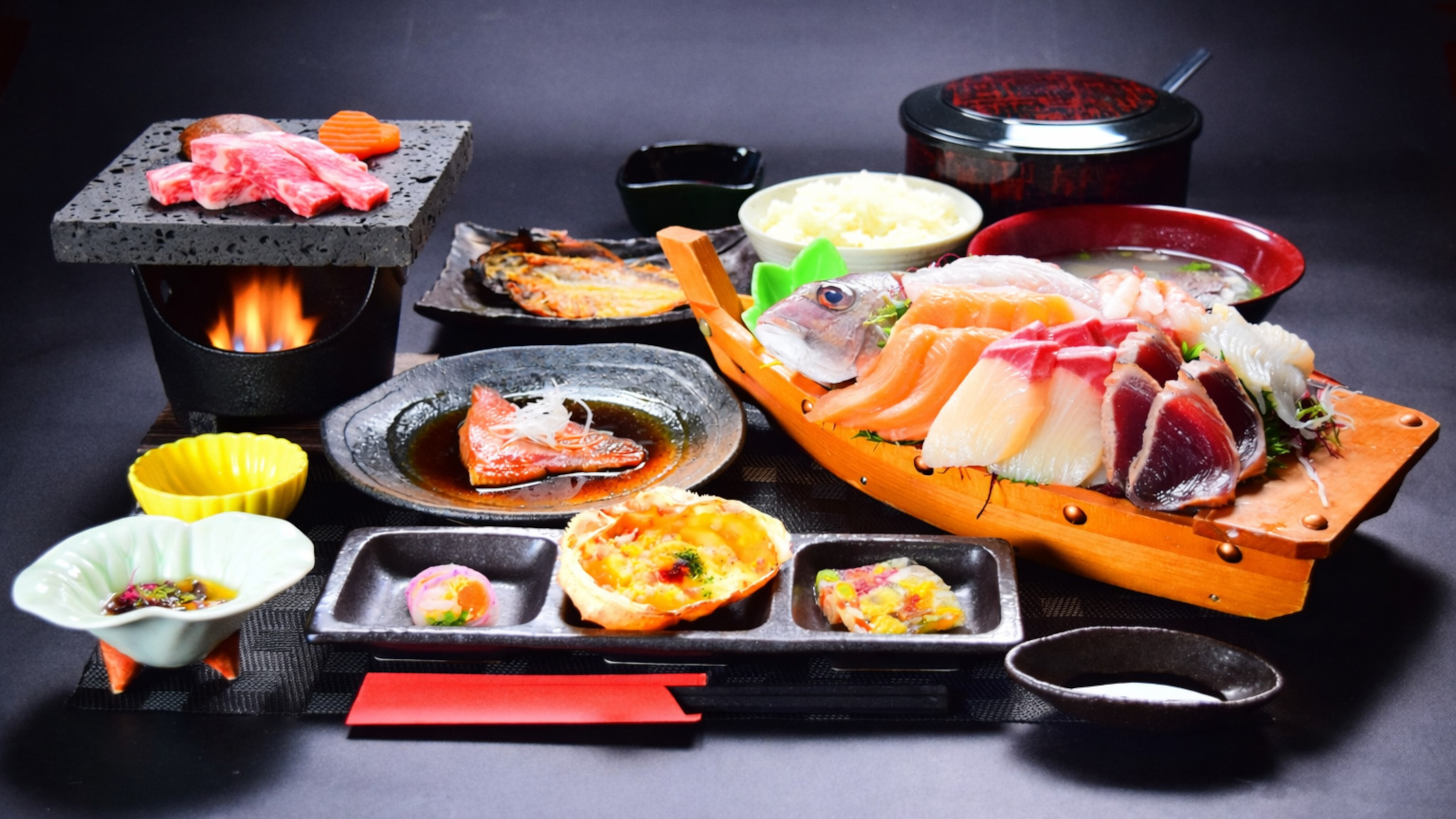 彩り鮮やかな魚介舟盛り、A5ランク黒毛和牛を一緒に味わえる華やかな夕食プラン