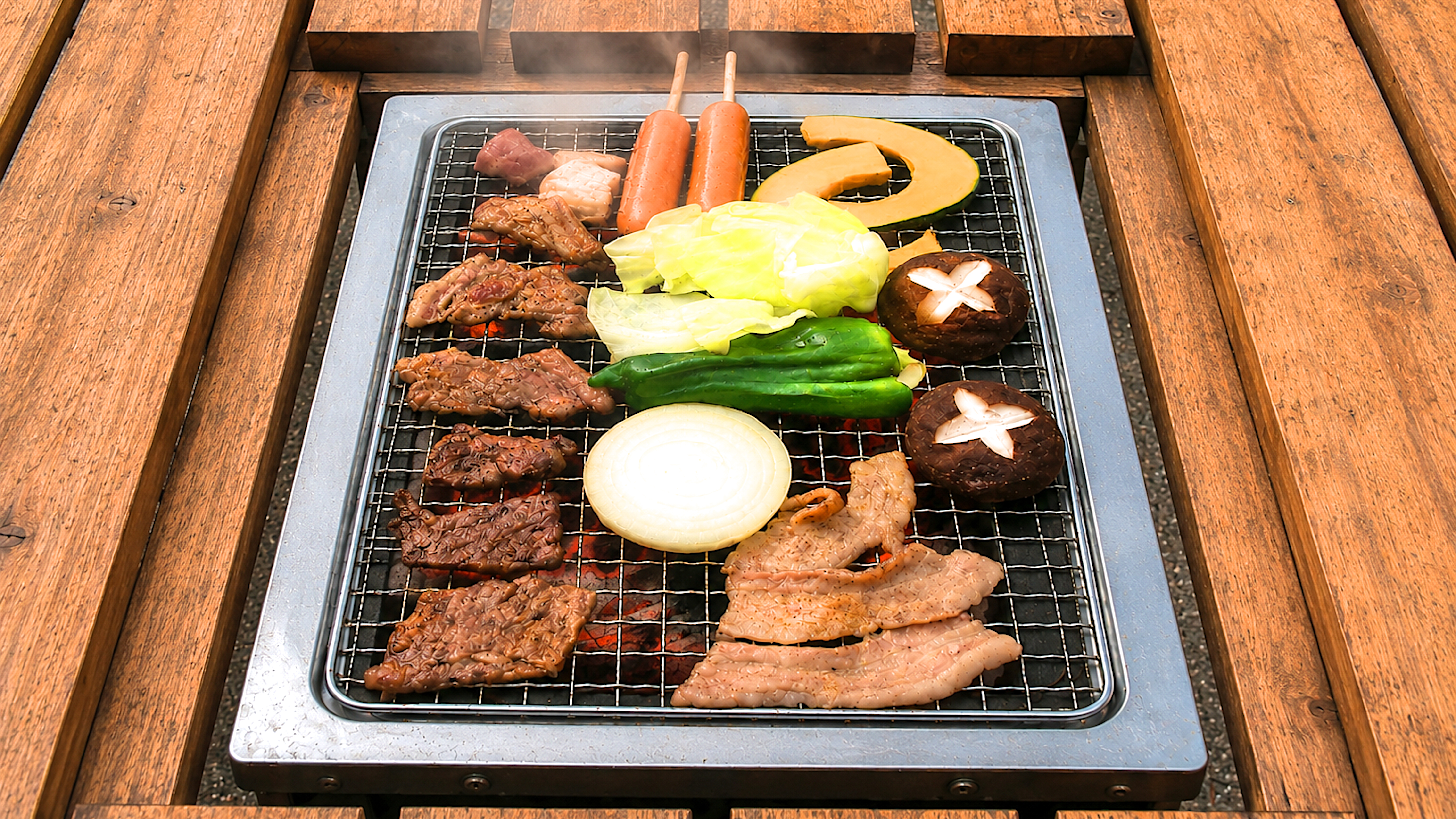 夕暮れから夜へ移りゆく景色とともに、開放感あふテラスでBBQ