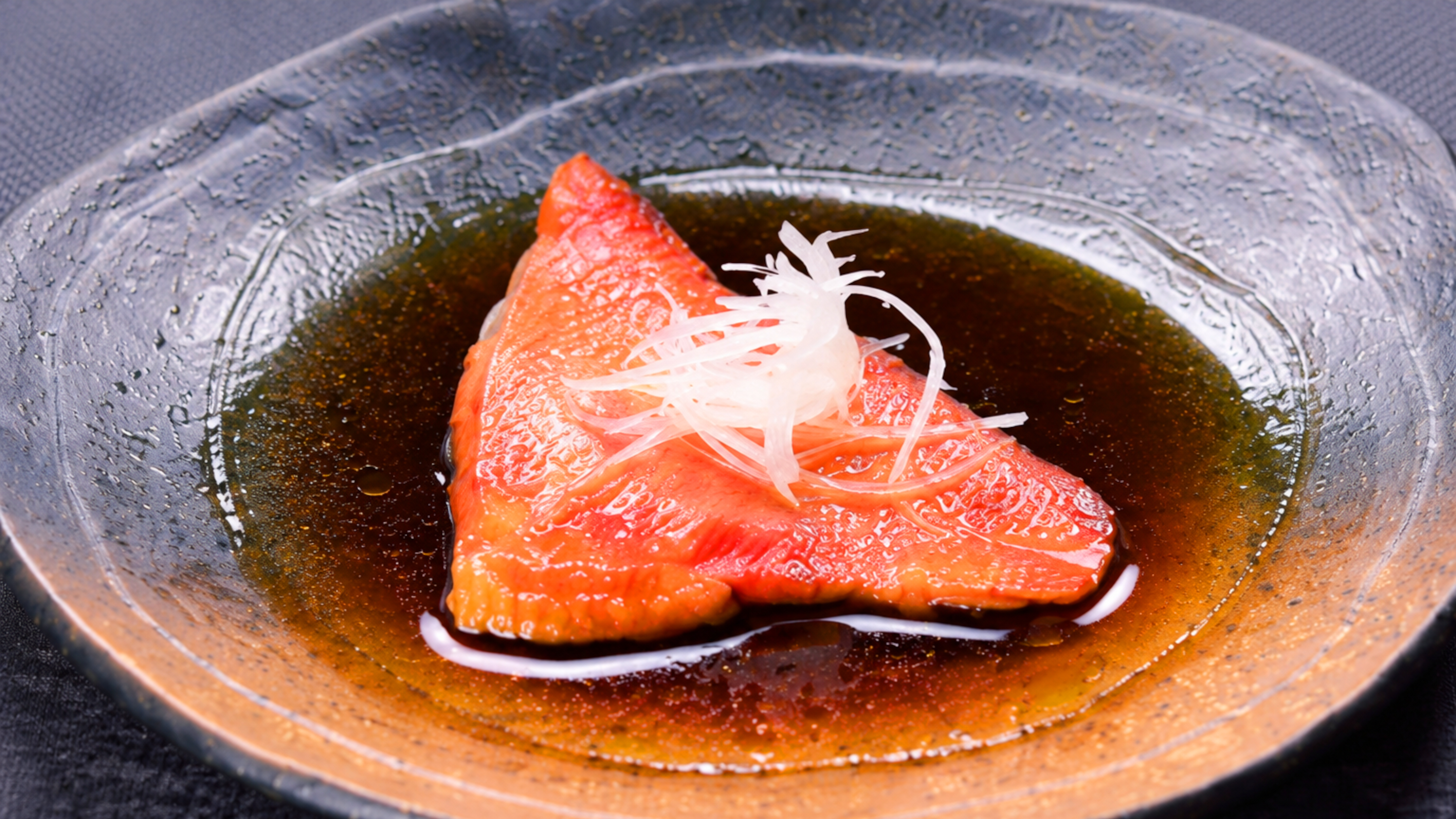 旨みダレのしみ込んだ身のコク深い味わい、特製ダレをご飯にかけて召し上がっていただくのもおすすめ