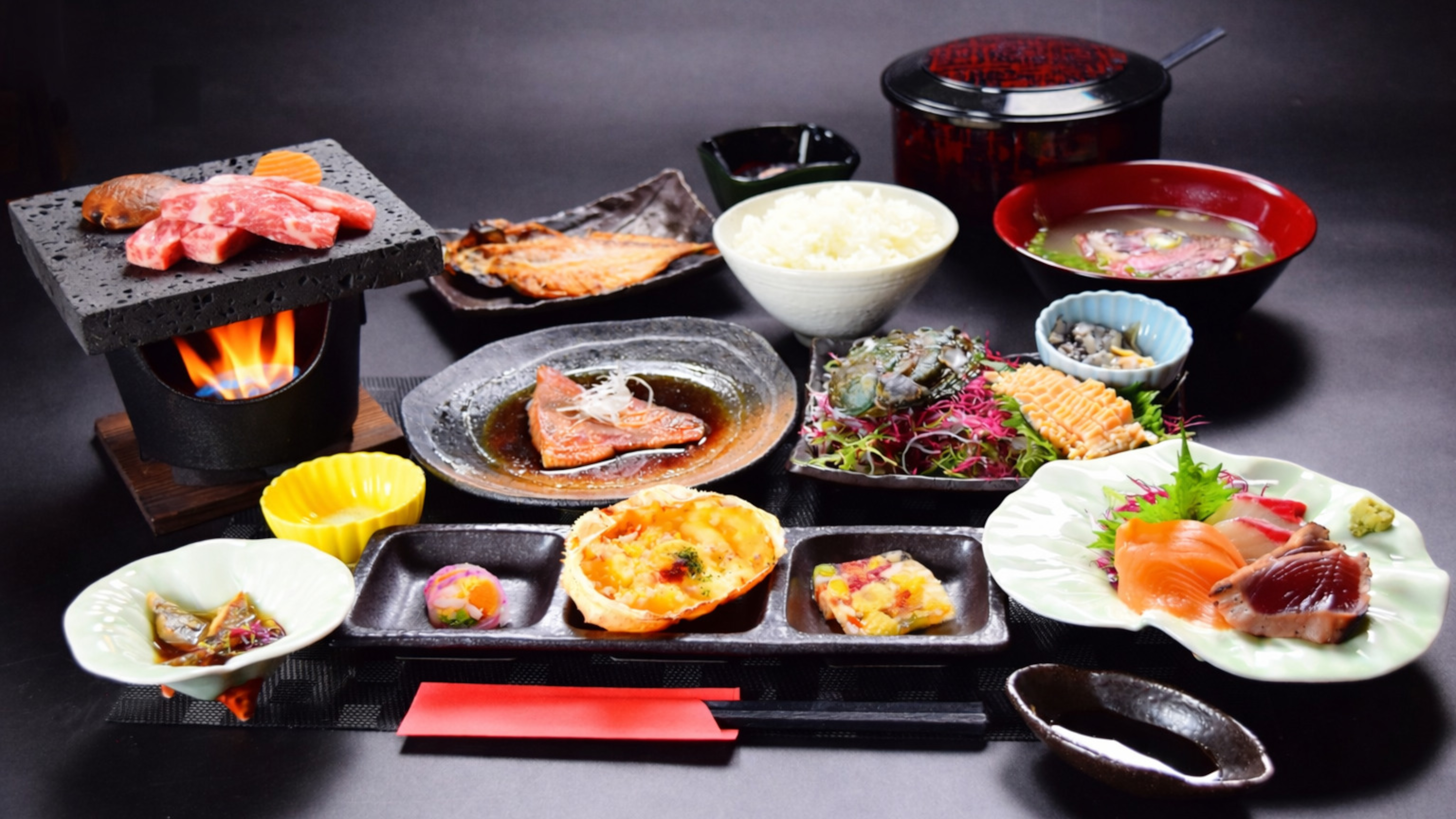 磯の香り豊かなアワビお造りと、A5ランク黒毛和牛を一緒に味わえる美食プラン