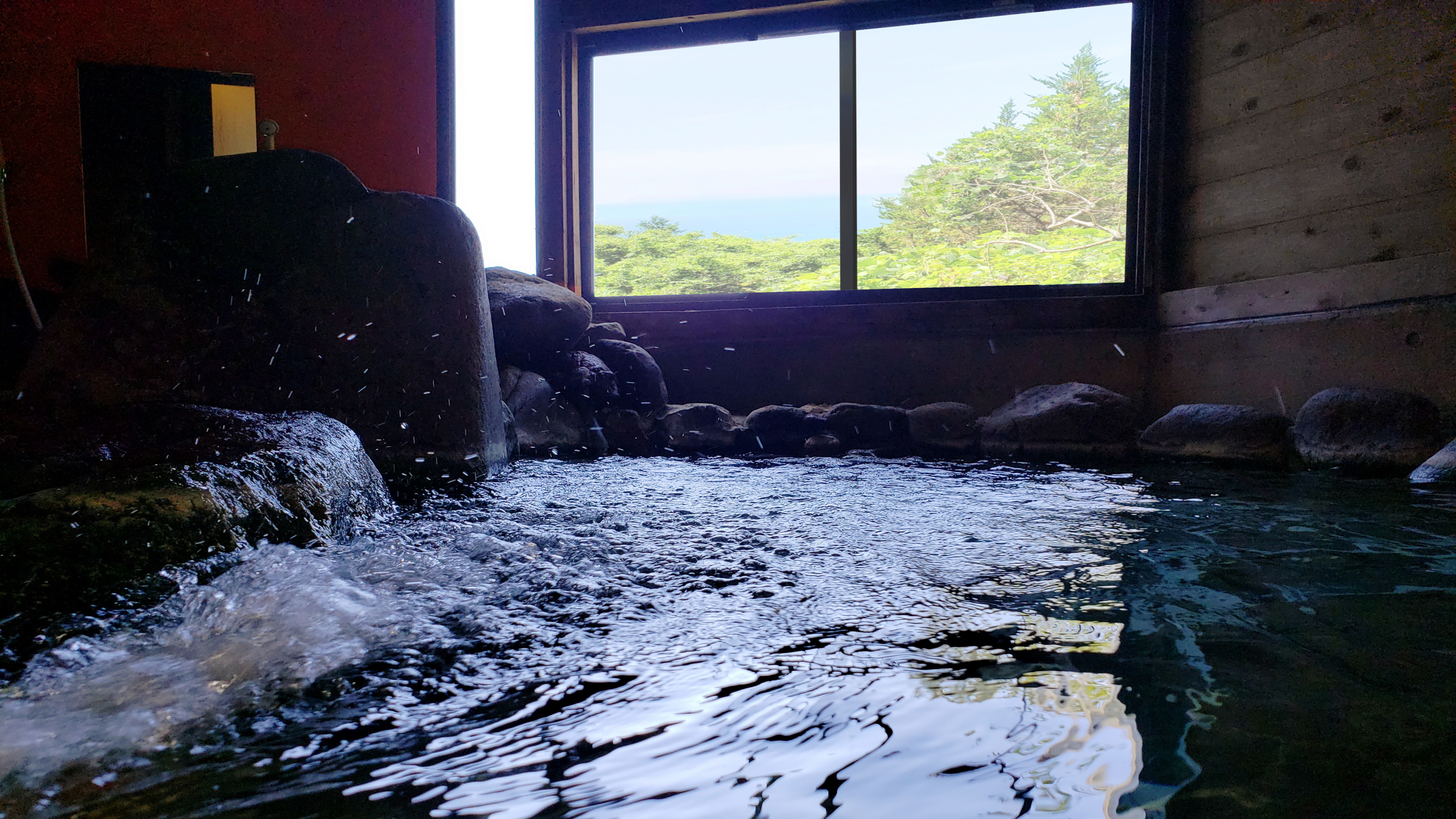 別棟貸切大岩風呂温泉で海を見ながらのんびり湯浴み、他のお客様がご利用されていない時にいつでもご利用可