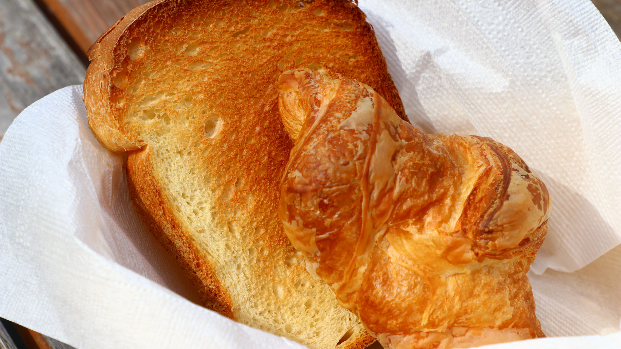 朝食◆自家製食パンとクロワッサン