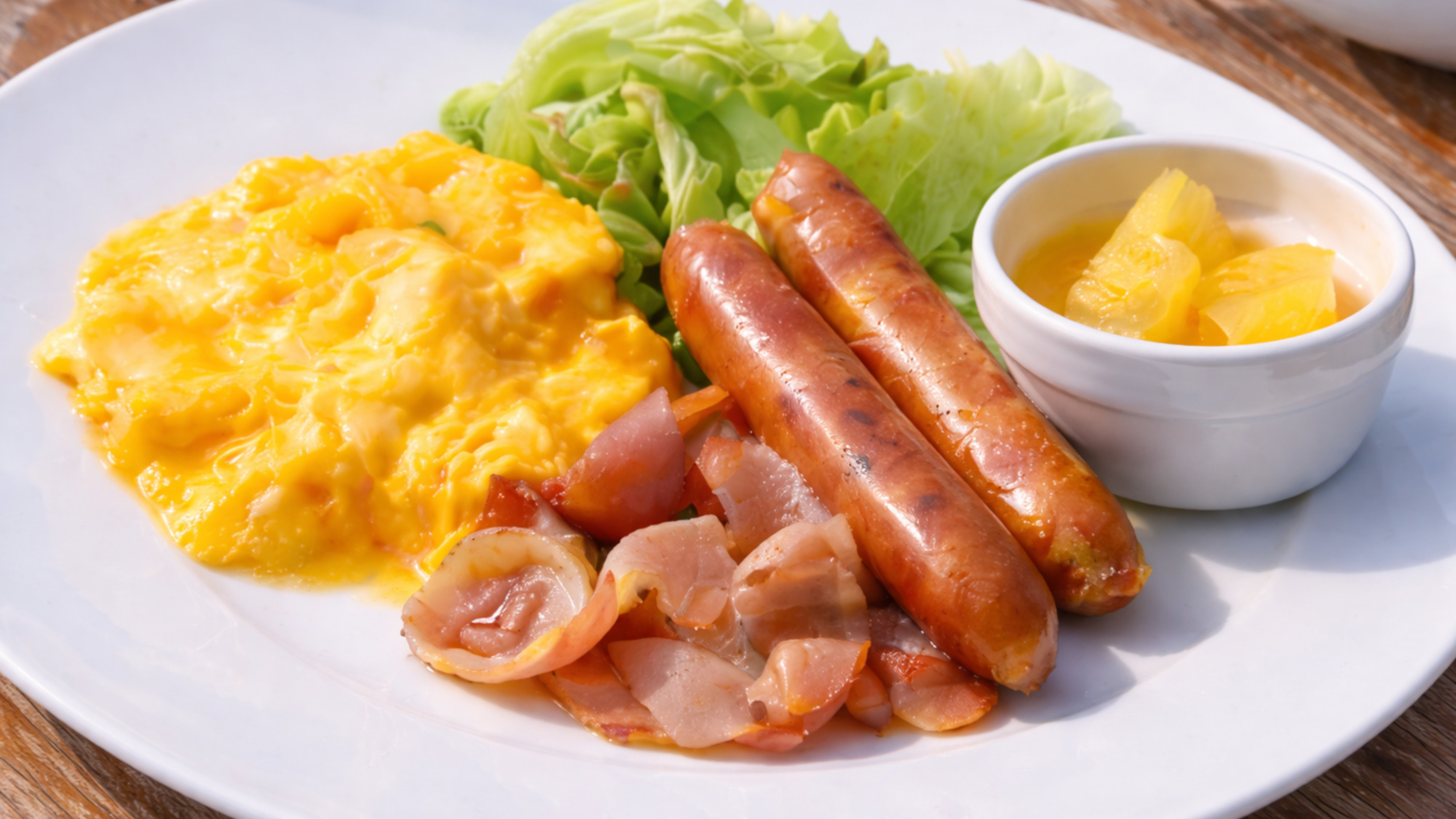 焼きたての自家製食パンやクロワッサン、ふわふわスクランブルエッグやベーコン、ウィンナー、新鮮野菜