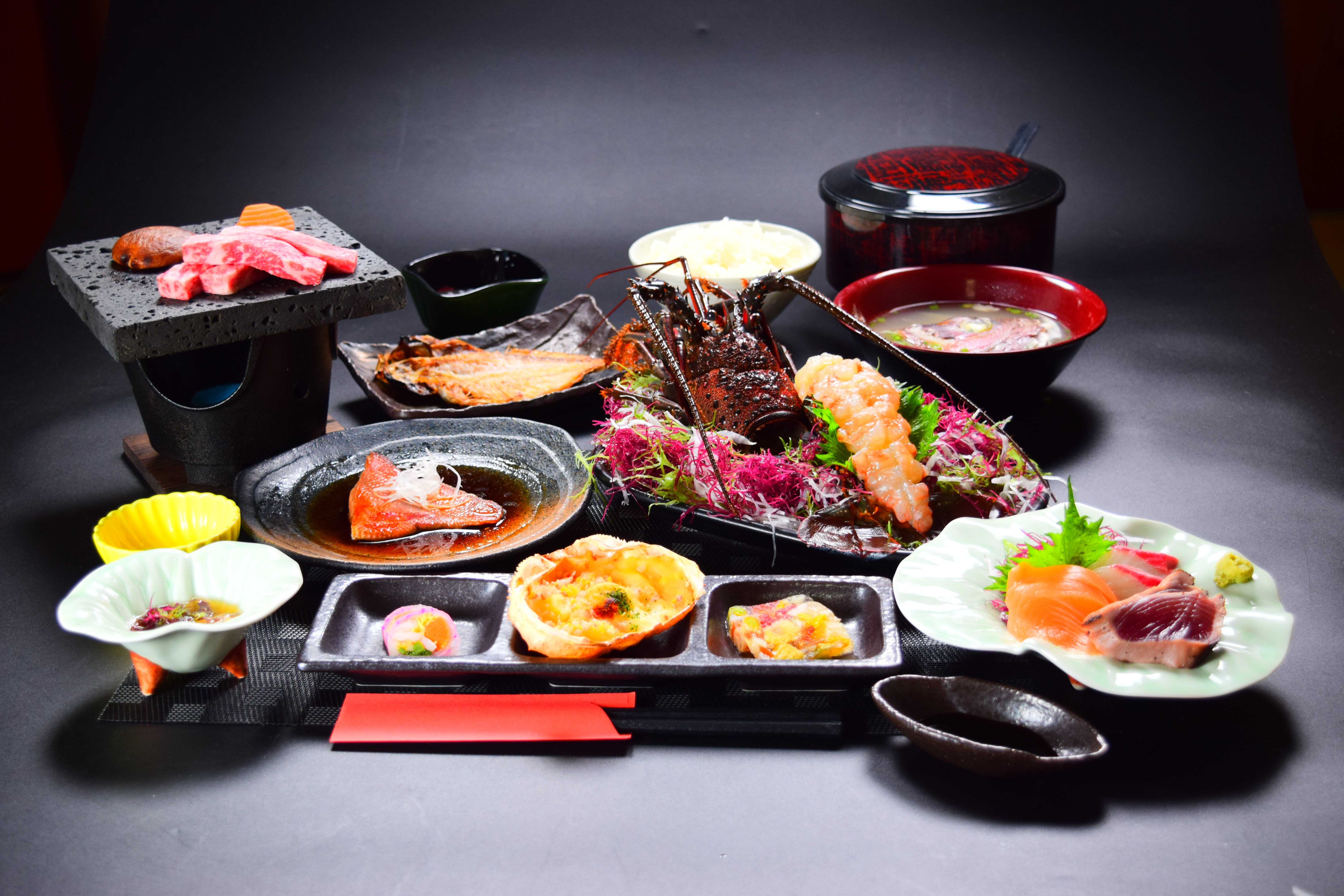 食べ応え抜群、甘くプリプリの大きな伊勢海老がついた贅沢なプランです＊伊勢海老はグループ毎にご提供