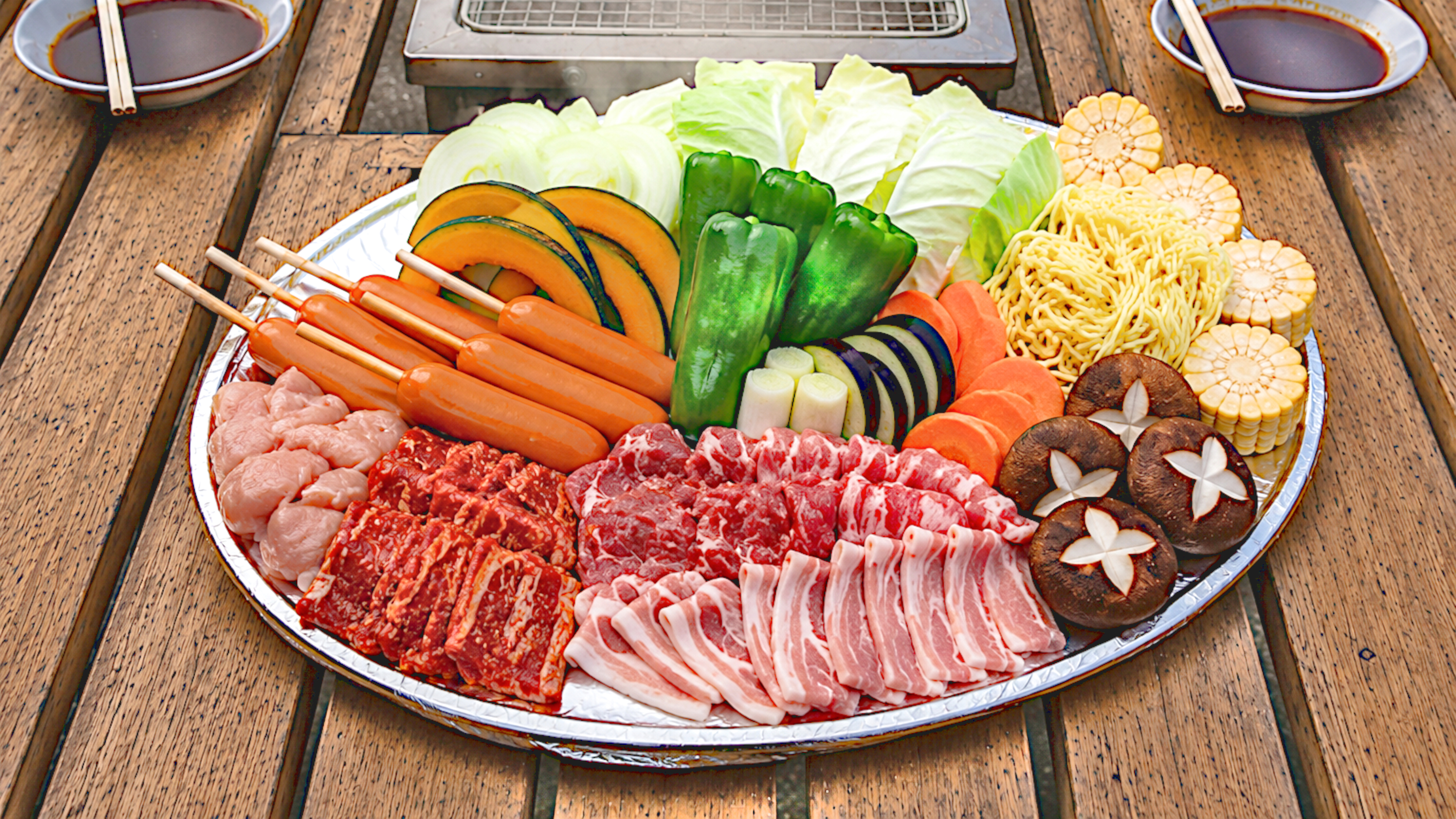 具材は牛カルビ/豚ロース/鶏むね/フランクフルト/季節野菜/焼きそば炊き立てご飯も付きますよ