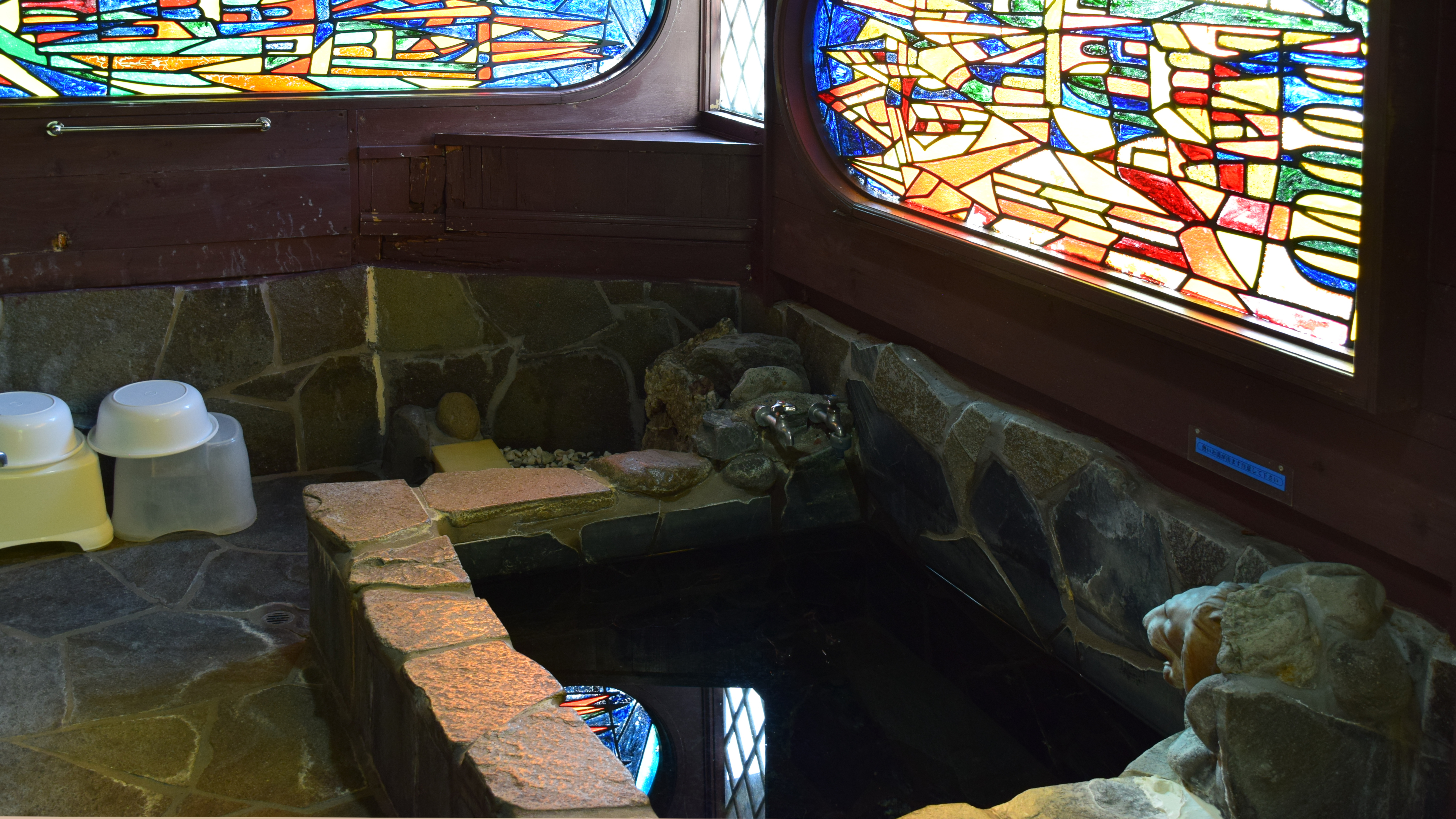 山荘離れ併設の小岩風呂、山荘のお客様だけがご利用できる専用のお風呂です