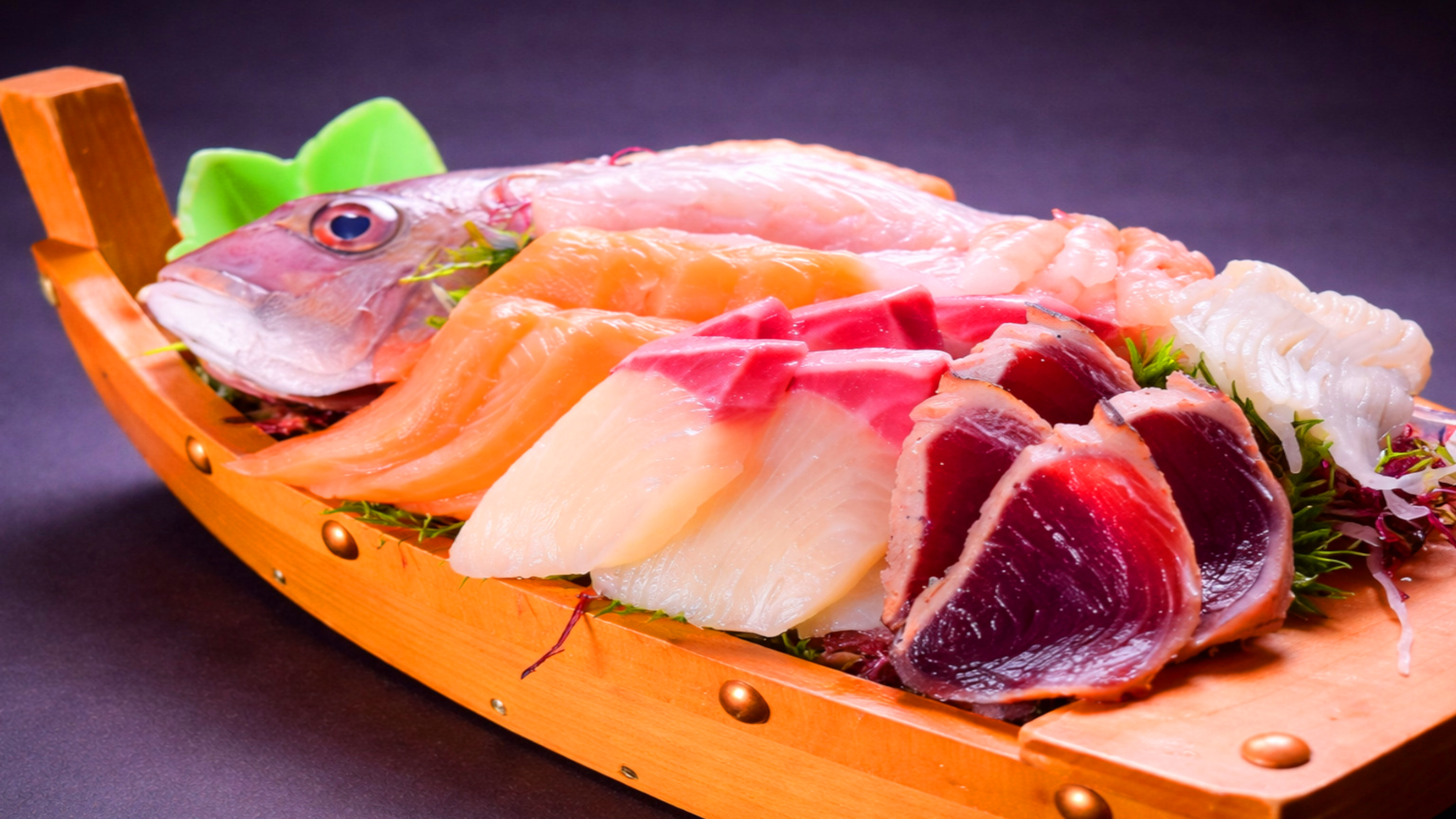 旬の魚介を豪快に盛り込んだ、見た目にも華やかな舟盛り