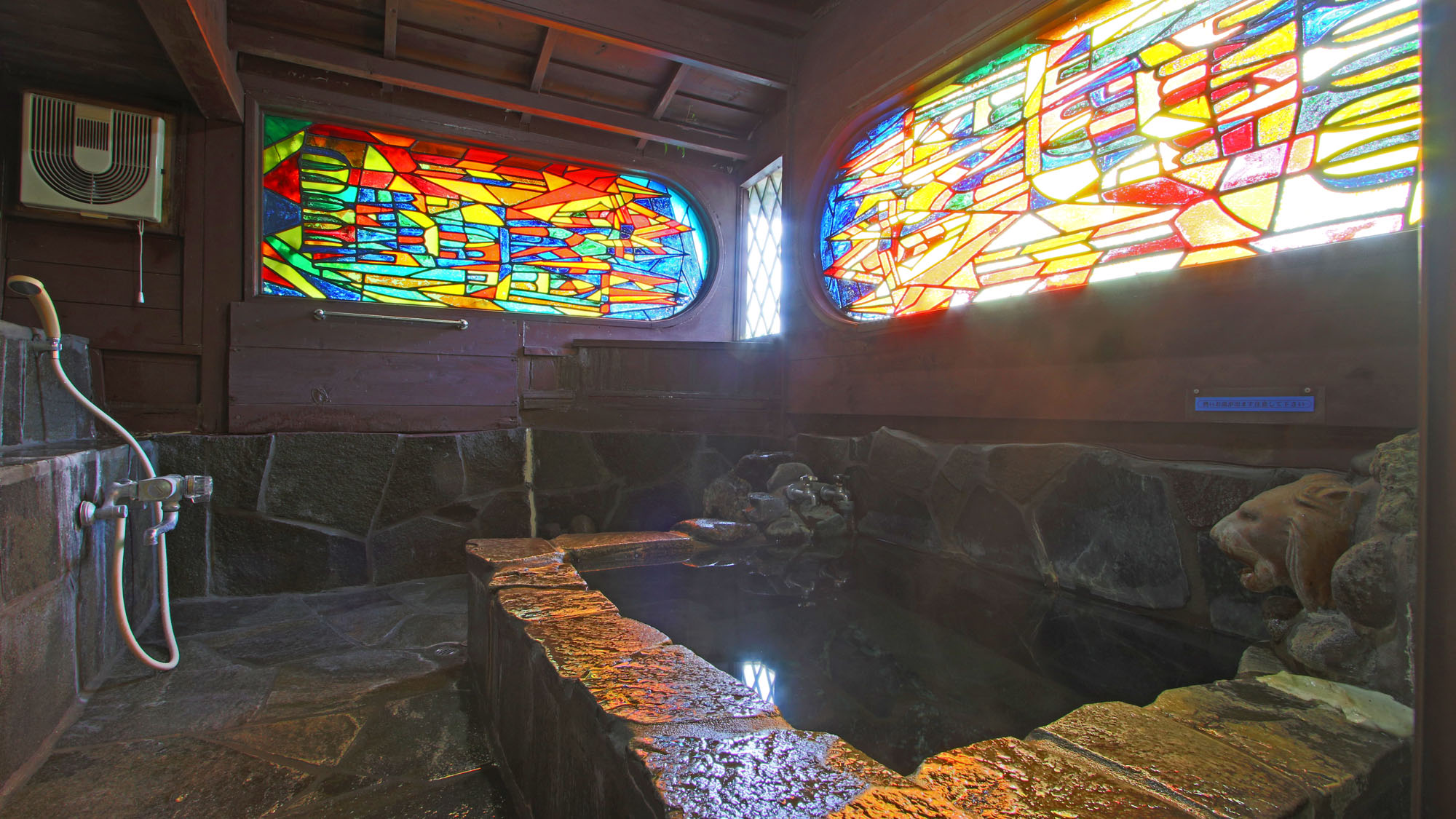 山荘離れ専用風呂◆カラフルなステンドガラスが浴室を彩ります