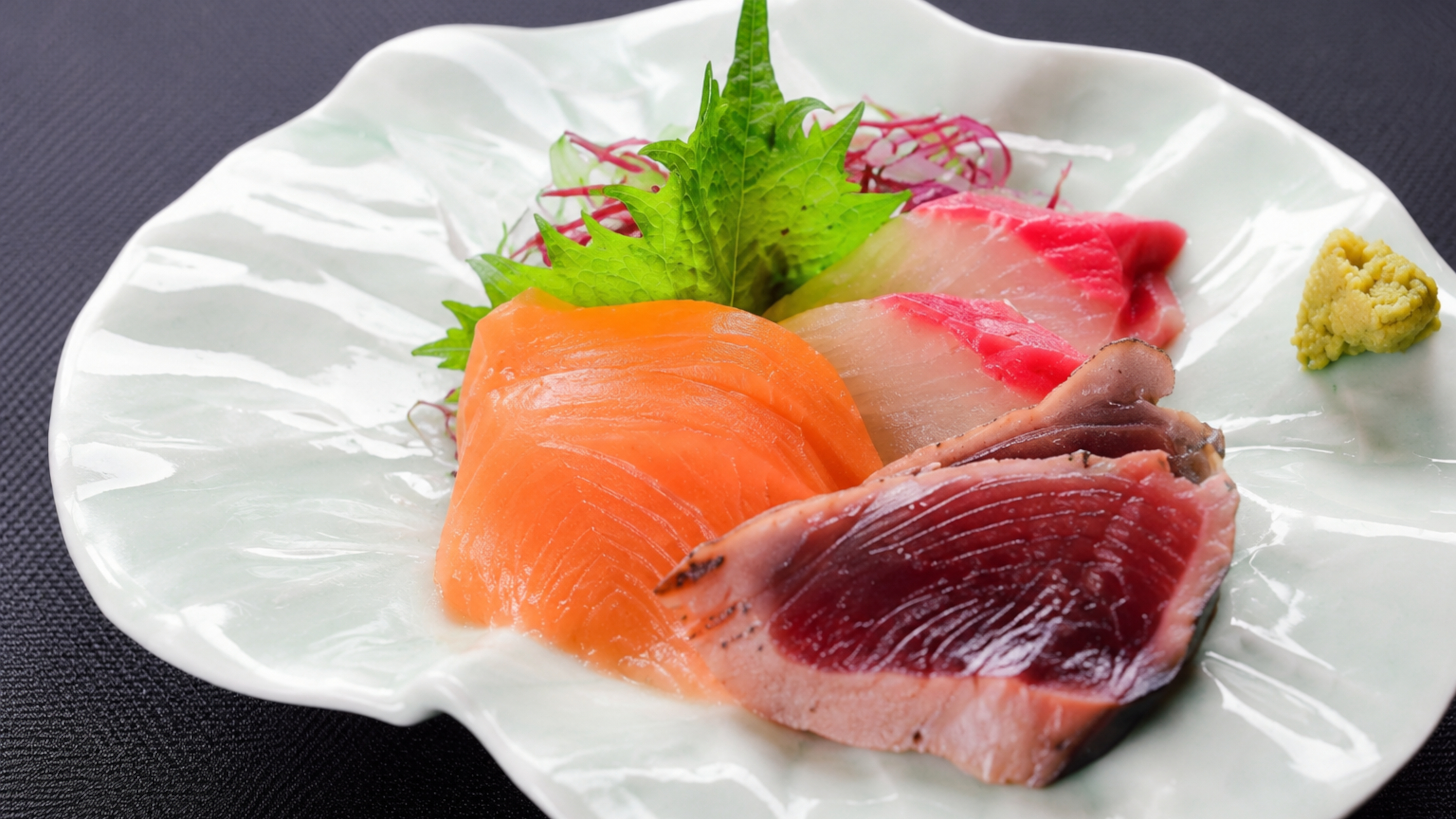 新鮮な海の恵みの刺身3点盛り、しゃきしゃきの海藻も好評！