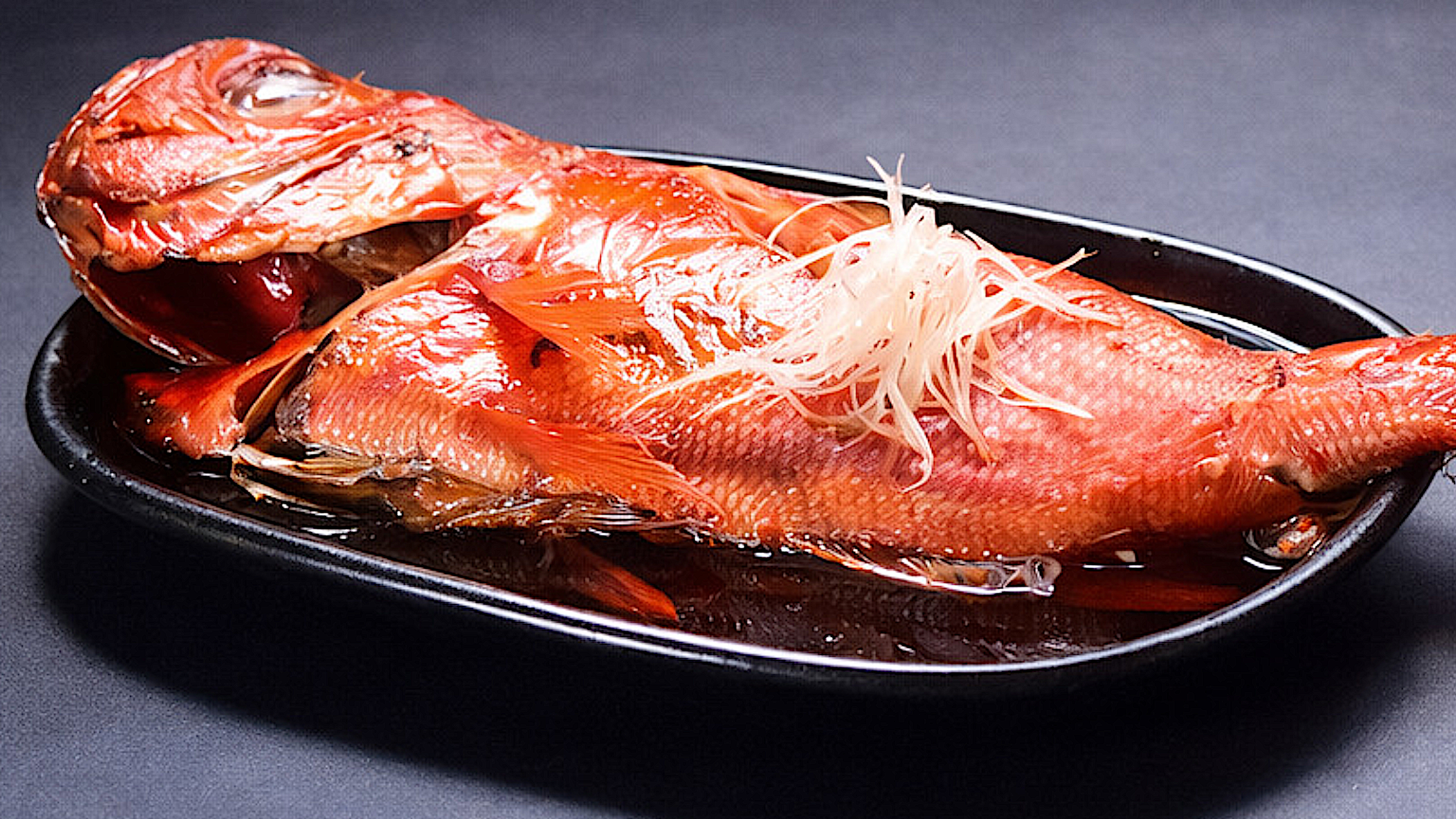 鮮やかな色合いと、特製ダレの旨みがしっかり染み込んだ自慢の一品