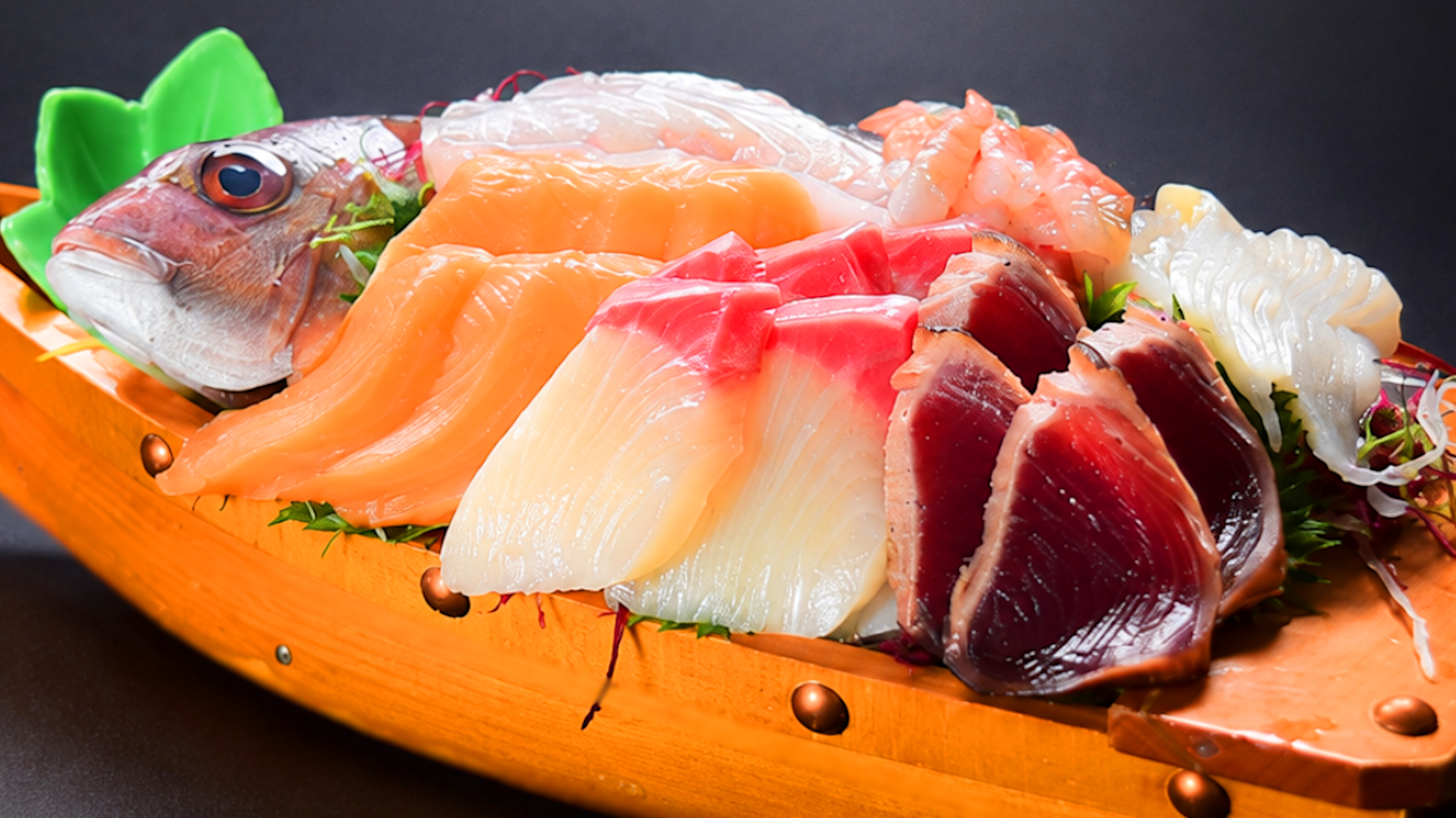 旬の魚介を豪快に盛り込んだ、見た目にも華やかな舟盛り