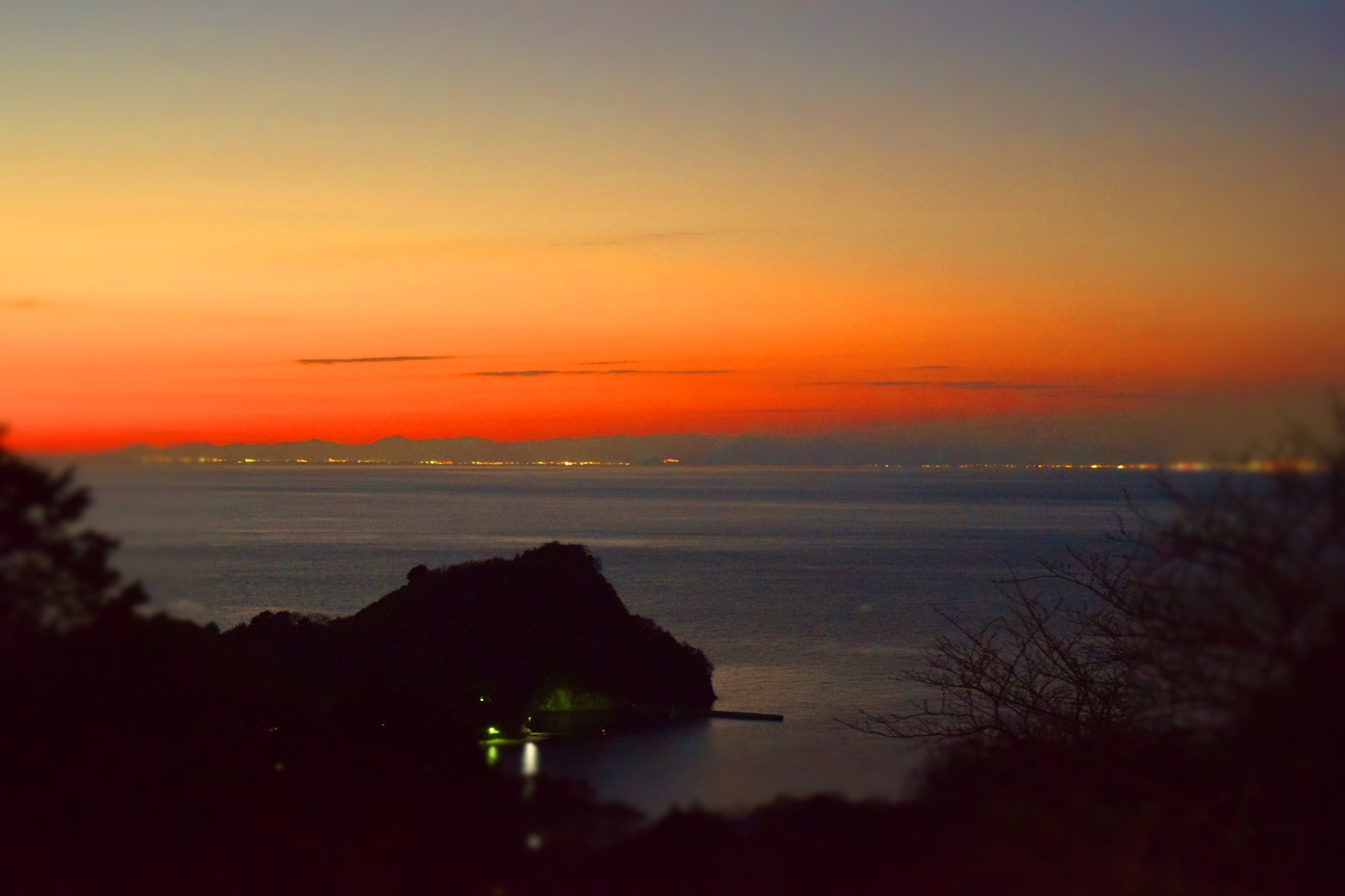 夕焼けに染まる海