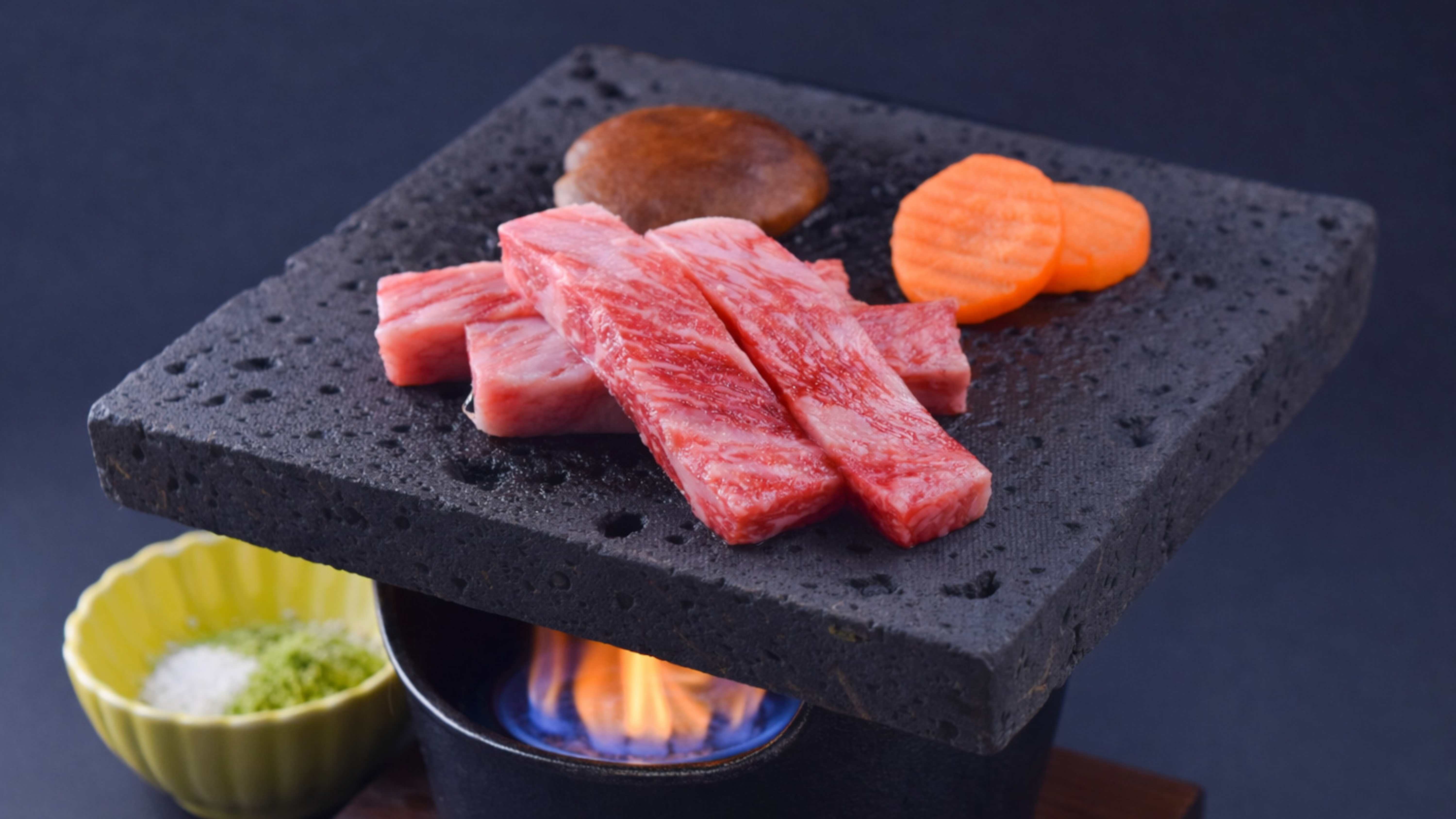 A5黒毛和牛の旨みを更に引き出す富士山溶岩プレート焼きをお好みの焼き加減で