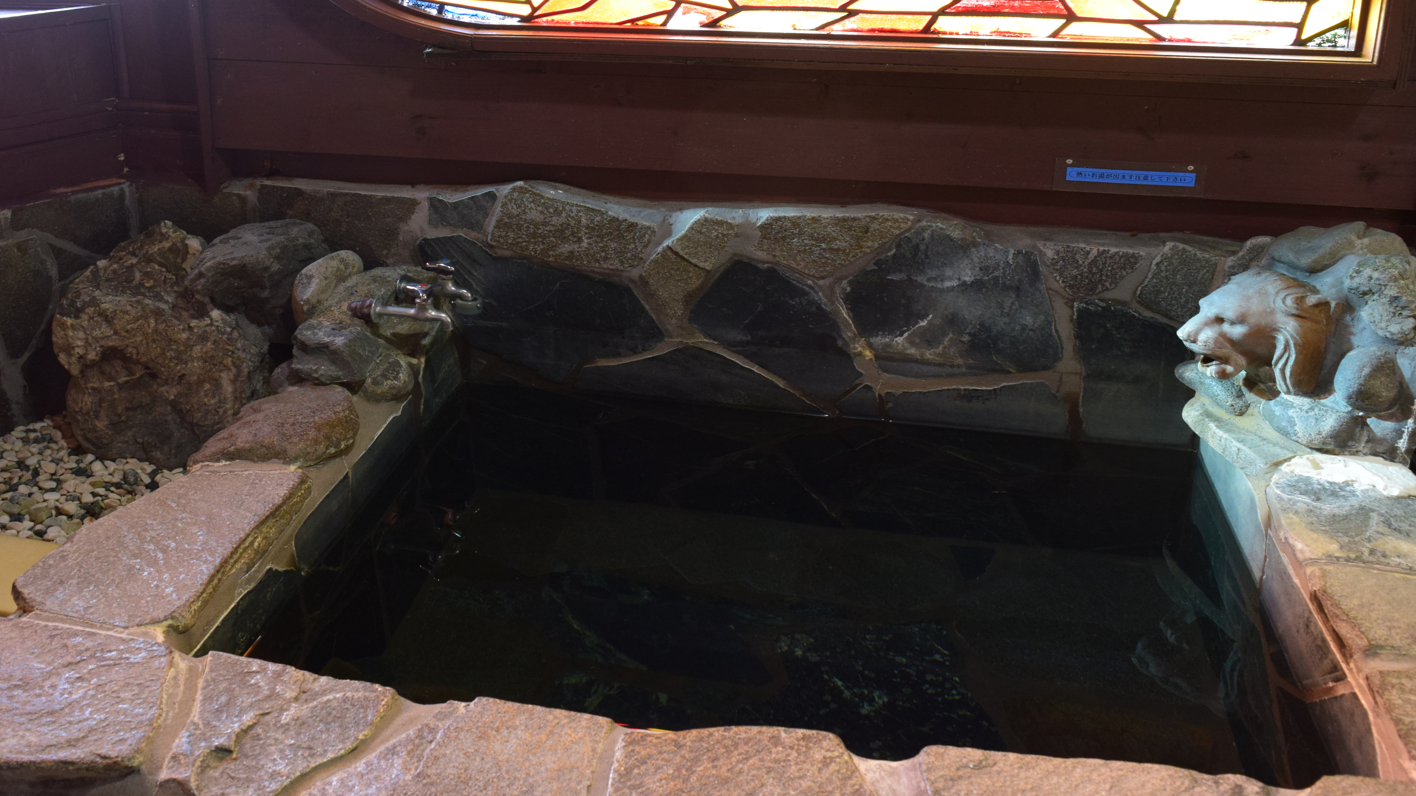 山荘離れ★山荘離れのお客様専用の小岩風呂です、いつでもお好きな時に湯浴みをお楽しみいただけます