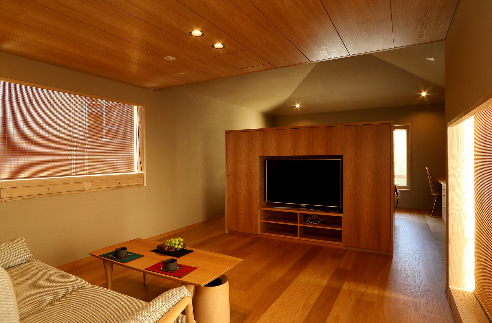 ベッドルームテーブル～テレビ