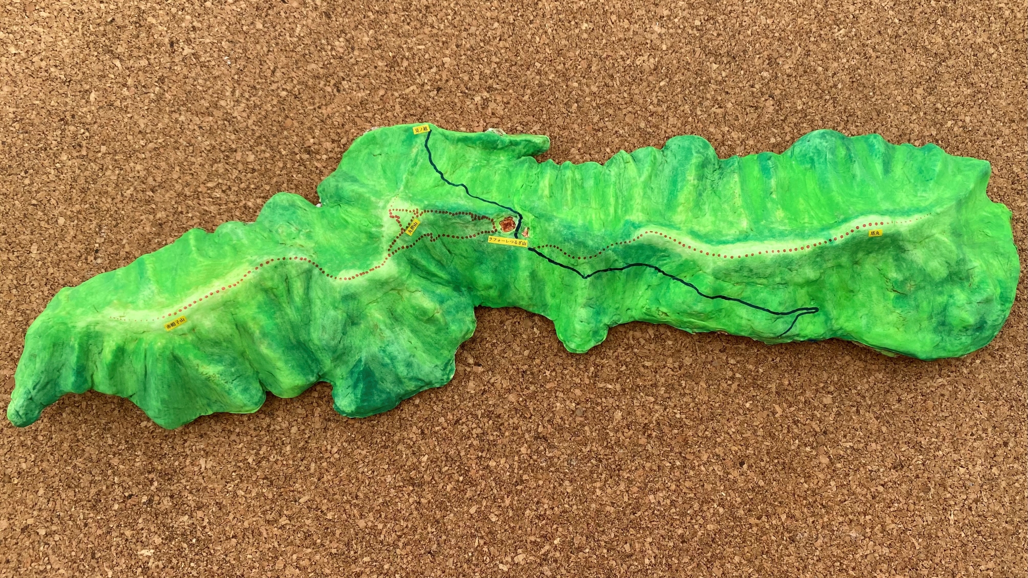 *手作り登山道模型／スタッフの手作りアイテム多数