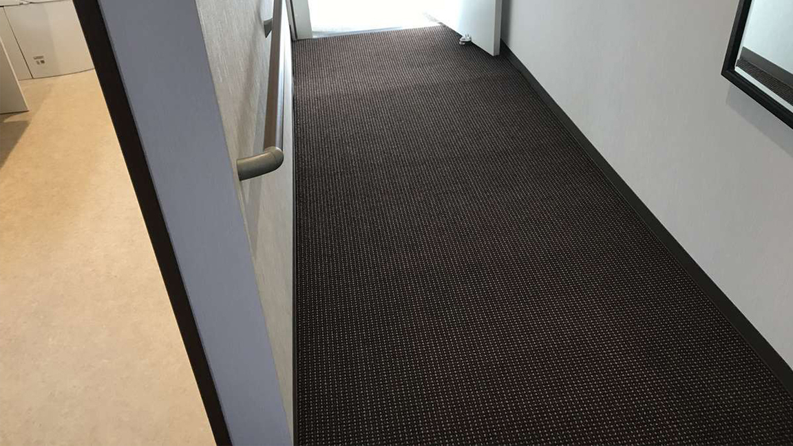 【バリアフリーツイン】段差をなくし、スロープにしています。