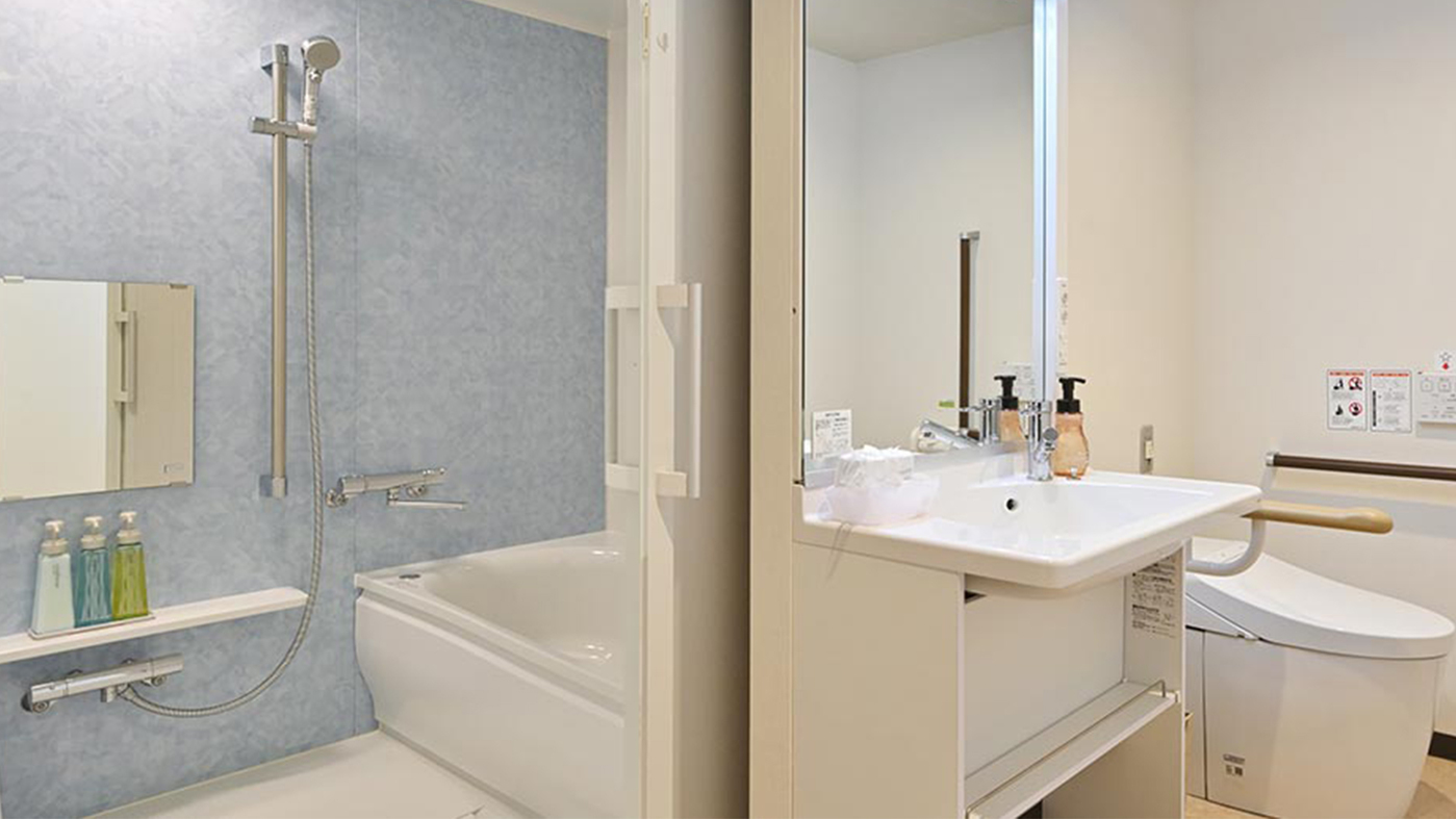 【バリアフリーツイン350】洗面台の下部には車椅子の車体挿入スペースを設けました。