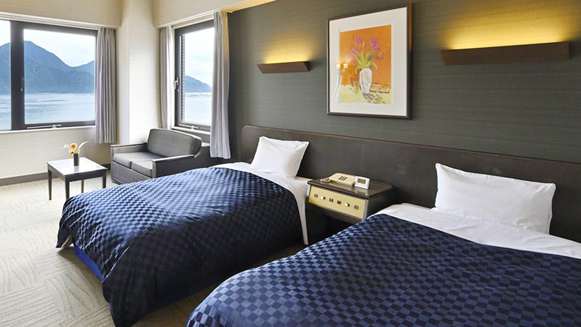 【新館ツインルーム】瀬戸内海を臨む景色が楽しめる紺を基調とした上品な雰囲気のお部屋