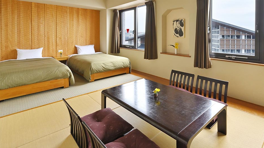 【和洋室】くつろげる畳スペースとベッド２台を設置した眺望の良いお部屋