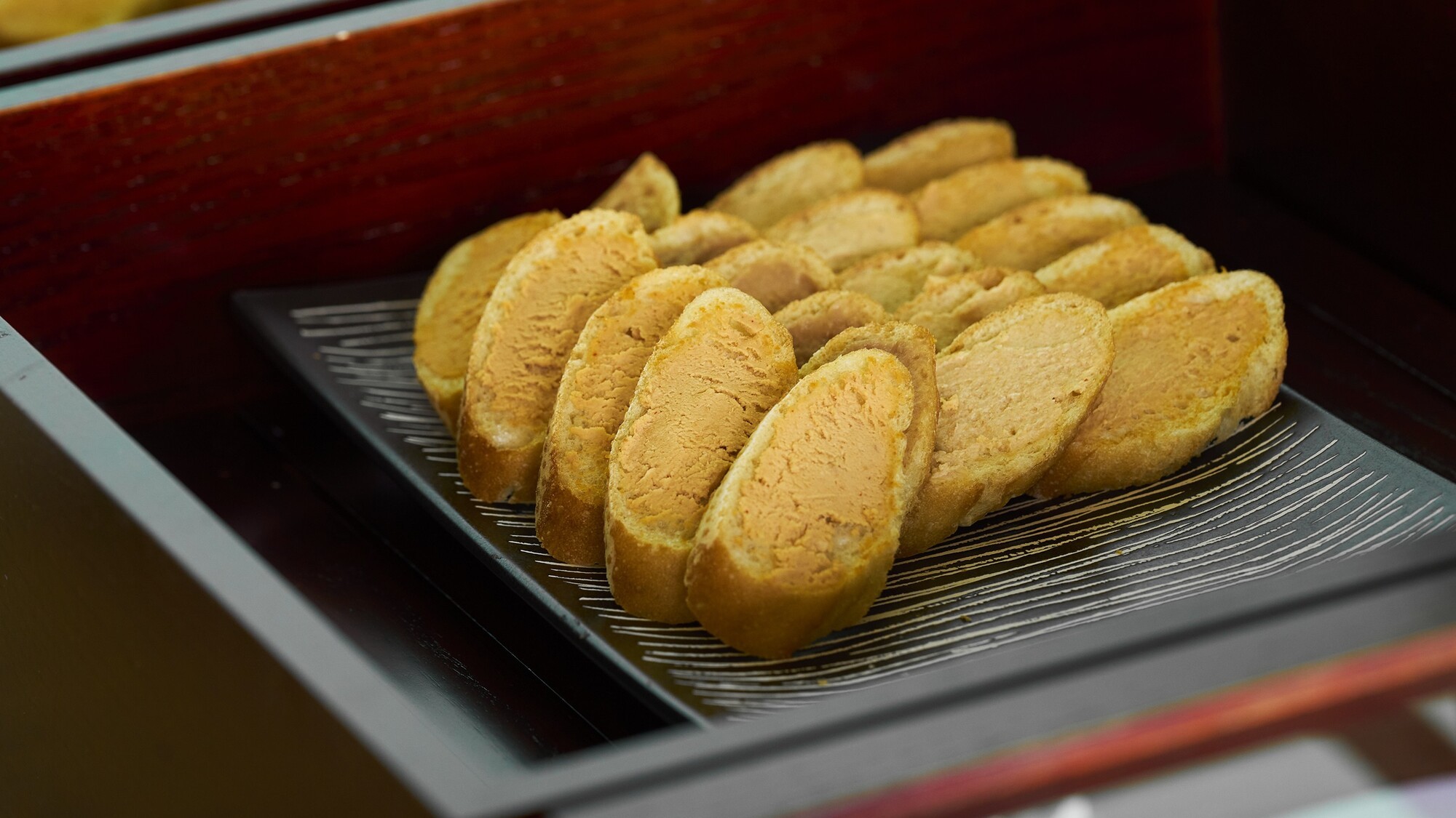 エクスクルーシブラウンジでカナッペ