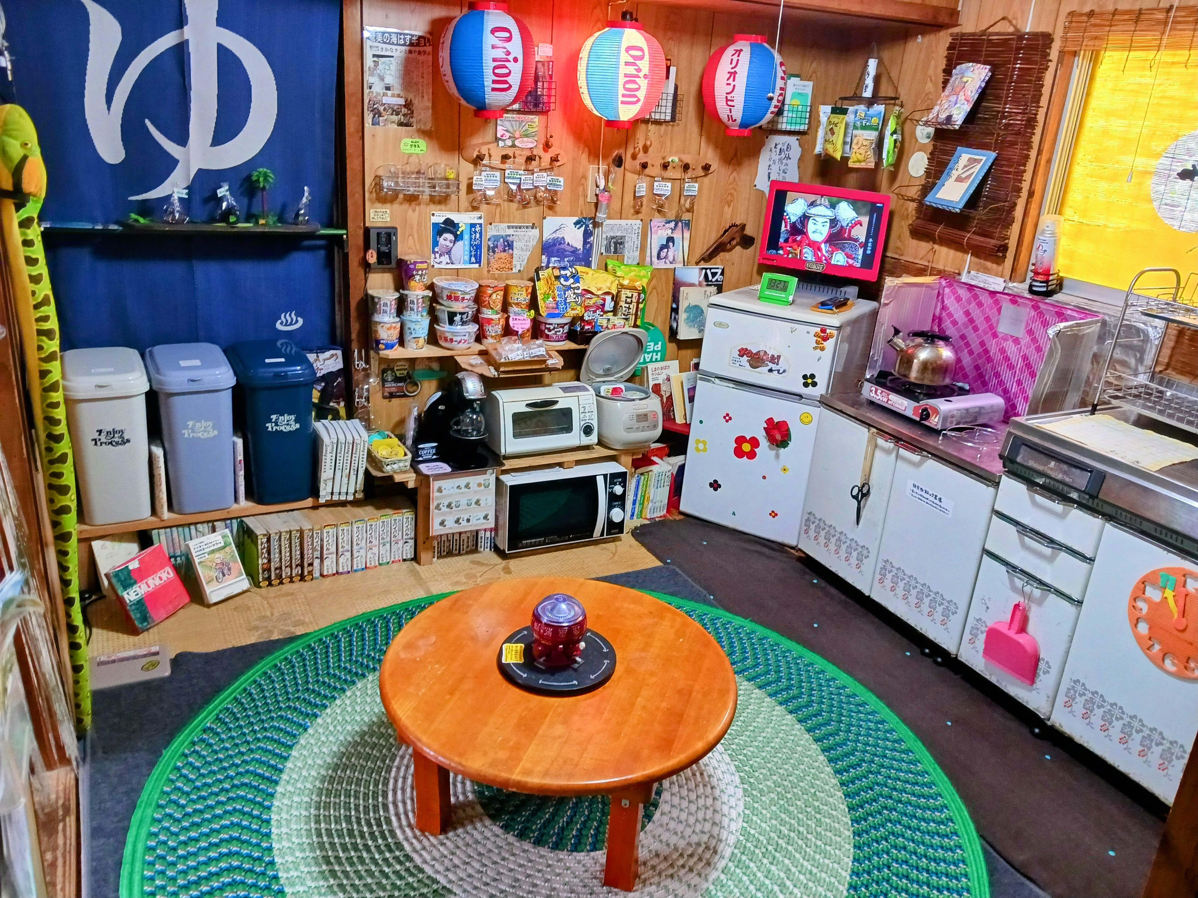 旅人同士の情報バナシ&恋バナシ&世間バナシ&身の上バナシはこちらでもどーぞ♪自炊設備も充実。島ならではのお土産物や飲食物も取り揃えているよ☆
