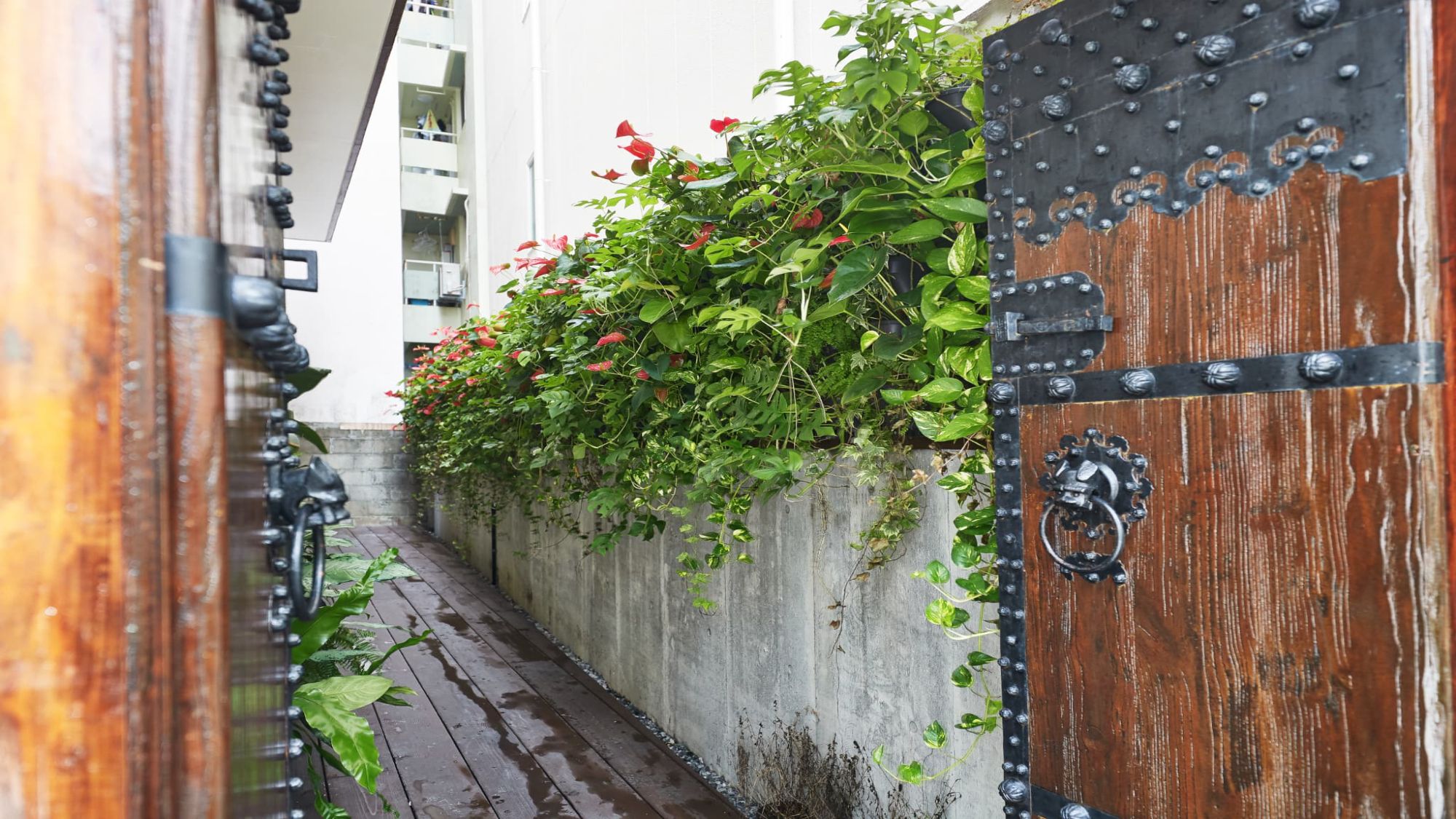 【外観】周辺には飲食店やショップが充実。滞在をより満喫できます。