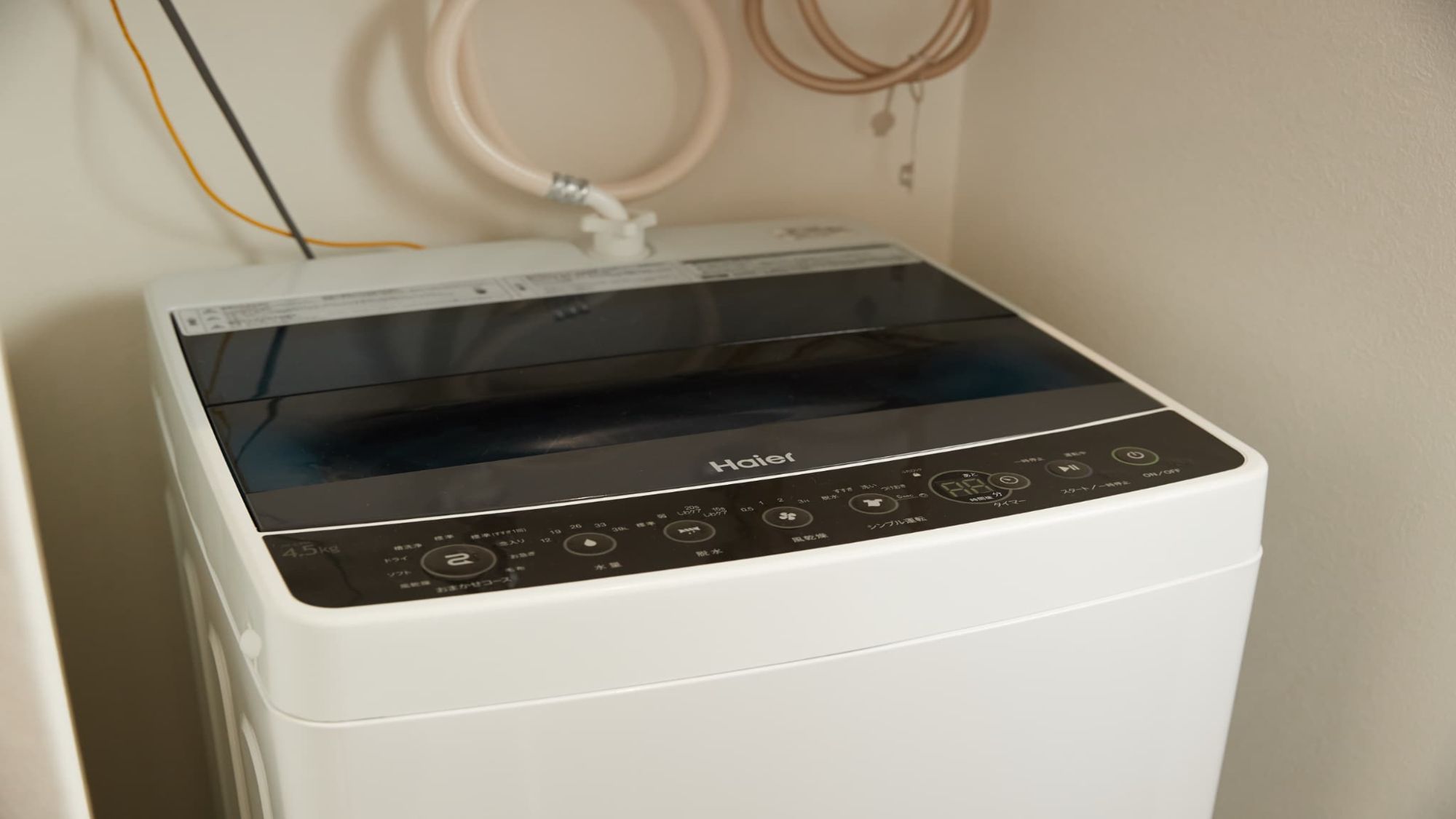 【客室設備】長期滞在の強い味方。操作しやすい洗濯機をご用意。