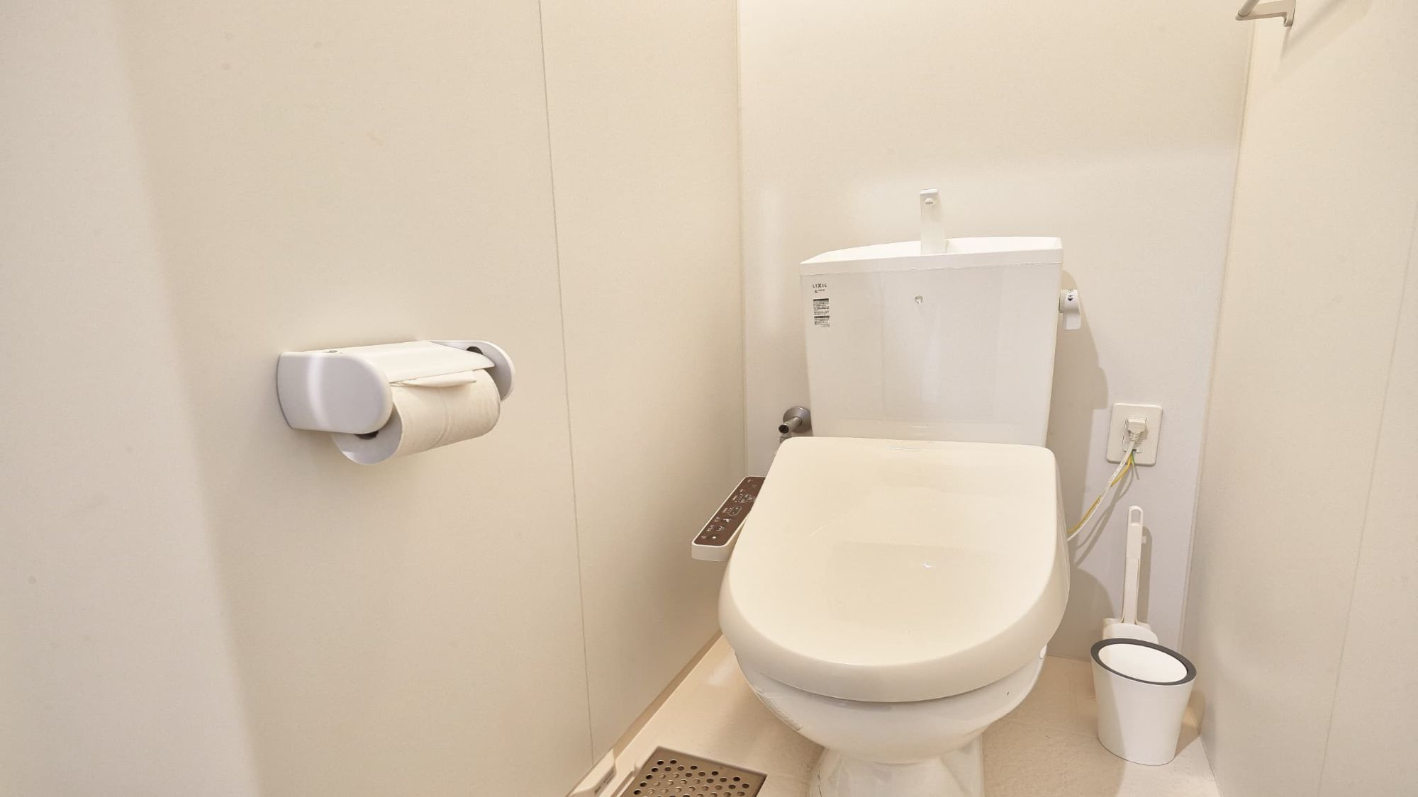 【客室設備】温水洗浄便座完備の独立したトイレ空間。